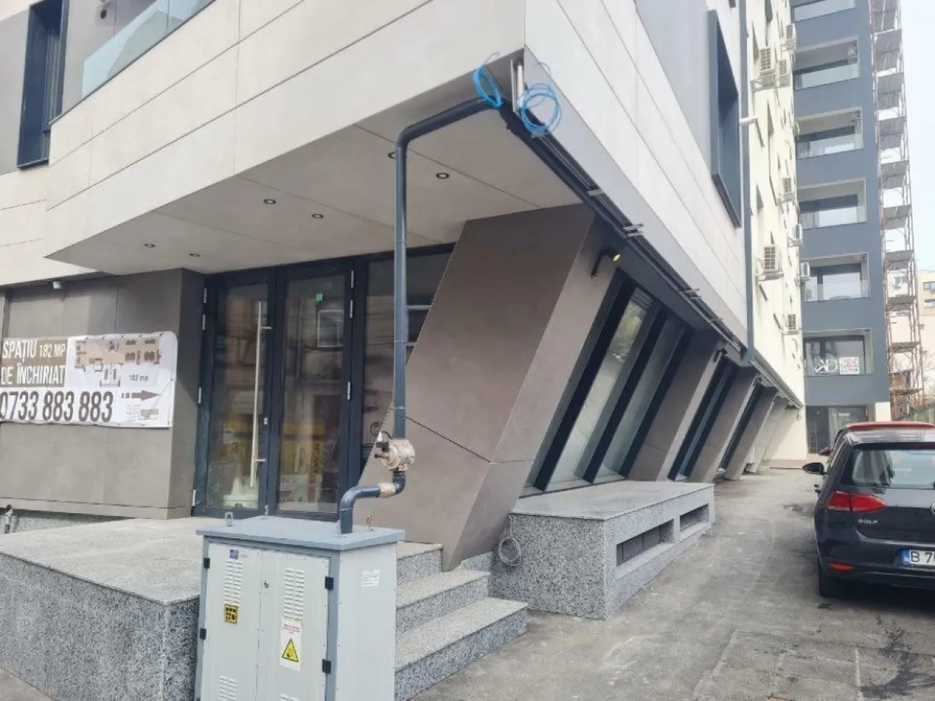 spatiu de inchiriat - Spatiu de inchiriat ( 182 metri patrati) ,propietar persoana fizica, stradal( str. Sirenelor) , in apropiere de Hotel Marriott , pretabil pentru: farmacie, cabinet avocatura , notariat, cabinete medicale,reprezentanta etc. intr-un bloc nou.
In prezent este neamenajat oferind chiriasului posibilitatea de a personaliza amenajarea spatiului pentru cerintele sale
Nu colaboram cu agentii imobiliare sau site-uri de promovare.
PRET 3200 EURO/luna
Telefon:
