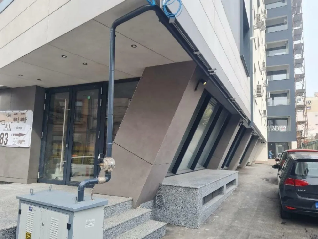 spatiu de inchiriat - Spatiu de inchiriat ( 182 metri patrati) ,propietar persoana fizica, stradal( str. Sirenelor) , in apropiere de Hotel Marriott , pretabil pentru: farmacie, cabinet avocatura , notariat, cabinete medicale,reprezentanta etc. intr-un bloc nou.
In prezent este neamenajat oferind chiriasului posibilitatea de a personaliza amenajarea spatiului pentru cerintele sale
Nu colaboram cu agentii imobiliare sau site-uri de promovare.
PRET 3200 EURO/luna
Telefon: