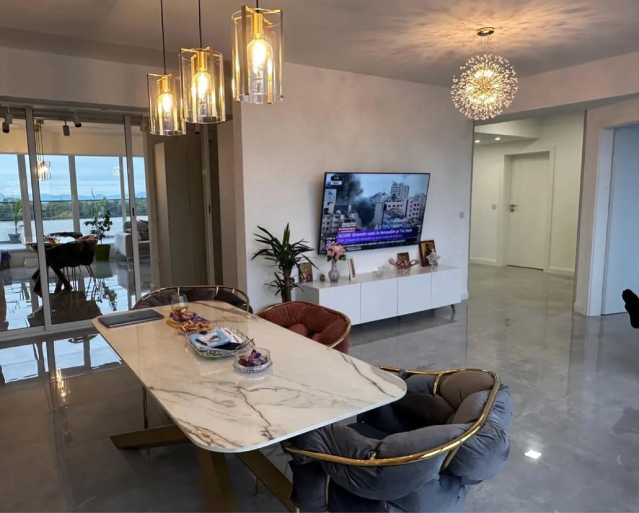 BRASAFAS vinde penthouse lux cu vedere panoramica. - Agentia BRASAFAS vimde penthouse de lux in Complex Dana, ultimul nivel et 8, mp utili 83 in interior + terasa de 50mp cu vedere spre Somes si noul pod. 
Nu se mai contruieste nimic in fata imobilului asa ca privelistea panoramica este si va ramane mereu superba. 
Se vinde complet mobilat si utilat.
Toate camerele au iesire spre terasa si geamuri spre terasa (perete de sticla)
-Incalzire in pardoseala (costuri lunare la incalzire foarte mici)
-Centrala noua
-Instalatie electrica noua
-Instalatie conducte apa canalizare noi 
-Aer conditionat (noi cu invertere - costuri foarte mici la electricitate)
-Jacuzzi
-Filtru de apa
-Masina spalat haine incorporata
-Masina de spalat vase incorporata
-Frigider incorporat
-toata mobila este pe comanda 2022-2023 si toate electricasnicele sunt noi
-Dressing pe comanda 7m lungime (foarte incapator)
-Loc de parcare inclus.
Www.brasadas.com.