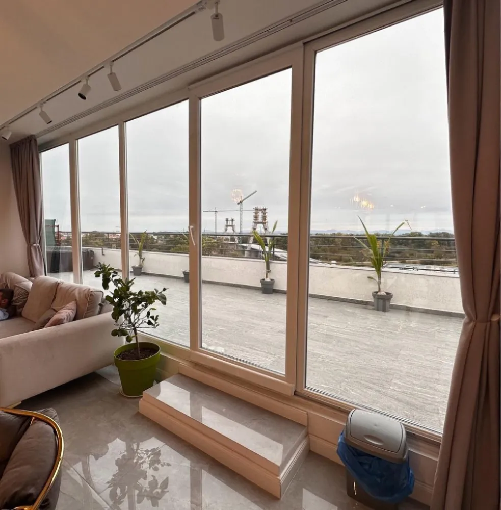 BRASAFAS vinde penthouse lux cu vedere panoramica. - Agentia BRASAFAS vimde penthouse de lux in Complex Dana, ultimul nivel et 8, mp utili 83 in interior + terasa de 50mp cu vedere spre Somes si noul pod. 
Nu se mai contruieste nimic in fata imobilului asa ca privelistea panoramica este si va ramane mereu superba. 
Se vinde complet mobilat si utilat.
Toate camerele au iesire spre terasa si geamuri spre terasa (perete de sticla)
-Incalzire in pardoseala (costuri lunare la incalzire foarte mici)
-Centrala noua
-Instalatie electrica noua
-Instalatie conducte apa canalizare noi 
-Aer conditionat (noi cu invertere - costuri foarte mici la electricitate)
-Jacuzzi
-Filtru de apa
-Masina spalat haine incorporata
-Masina de spalat vase incorporata
-Frigider incorporat
-toata mobila este pe comanda 2022-2023 si toate electricasnicele sunt noi
-Dressing pe comanda 7m lungime (foarte incapator)
-Loc de parcare inclus.
Www.brasadas.com.