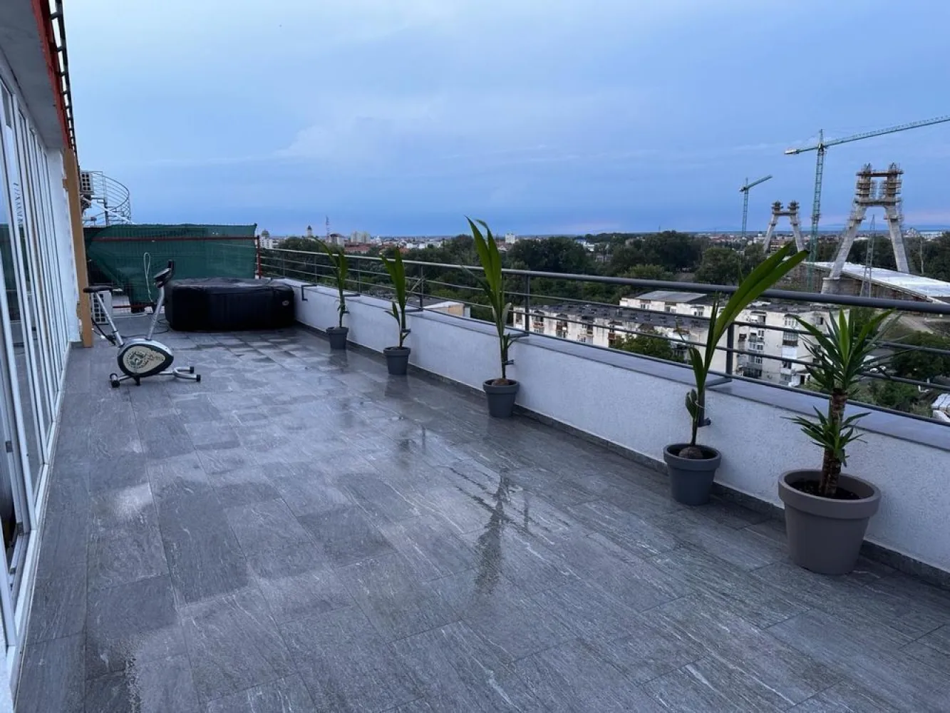 BRASAFAS vinde penthouse lux cu vedere panoramica. - Agentia BRASAFAS vimde penthouse de lux in Complex Dana, ultimul nivel et 8, mp utili 83 in interior + terasa de 50mp cu vedere spre Somes si noul pod. 
Nu se mai contruieste nimic in fata imobilului asa ca privelistea panoramica este si va ramane mereu superba. 
Se vinde complet mobilat si utilat.
Toate camerele au iesire spre terasa si geamuri spre terasa (perete de sticla)
-Incalzire in pardoseala (costuri lunare la incalzire foarte mici)
-Centrala noua
-Instalatie electrica noua
-Instalatie conducte apa canalizare noi 
-Aer conditionat (noi cu invertere - costuri foarte mici la electricitate)
-Jacuzzi
-Filtru de apa
-Masina spalat haine incorporata
-Masina de spalat vase incorporata
-Frigider incorporat
-toata mobila este pe comanda 2022-2023 si toate electricasnicele sunt noi
-Dressing pe comanda 7m lungime (foarte incapator)
-Loc de parcare inclus.
Www.brasadas.com.