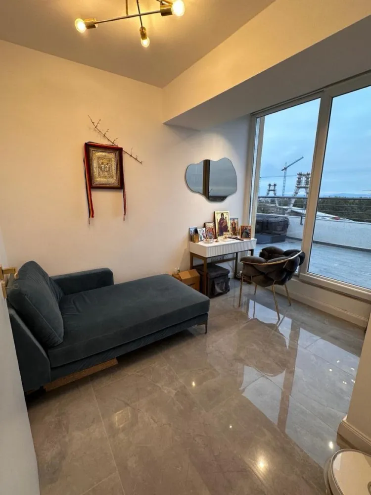 BRASAFAS vinde penthouse lux cu vedere panoramica. - Agentia BRASAFAS vimde penthouse de lux in Complex Dana, ultimul nivel et 8, mp utili 83 in interior + terasa de 50mp cu vedere spre Somes si noul pod. 
Nu se mai contruieste nimic in fata imobilului asa ca privelistea panoramica este si va ramane mereu superba. 
Se vinde complet mobilat si utilat.
Toate camerele au iesire spre terasa si geamuri spre terasa (perete de sticla)
-Incalzire in pardoseala (costuri lunare la incalzire foarte mici)
-Centrala noua
-Instalatie electrica noua
-Instalatie conducte apa canalizare noi 
-Aer conditionat (noi cu invertere - costuri foarte mici la electricitate)
-Jacuzzi
-Filtru de apa
-Masina spalat haine incorporata
-Masina de spalat vase incorporata
-Frigider incorporat
-toata mobila este pe comanda 2022-2023 si toate electricasnicele sunt noi
-Dressing pe comanda 7m lungime (foarte incapator)
-Loc de parcare inclus.
Www.brasadas.com.