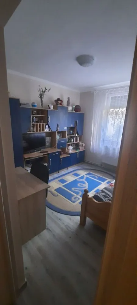 Ag BRASADAS vinde apt 3 camere Carpati 1 PARTER. - Agenția BRASADAS vinde apartament compus din 3 camere, (2 dormitoare si un living) situat pe aleea Postavaru, zona Carpați 1. 
Baie, bucatarie, balcon ingradit, gradina , loc de parcare rezervat .
Finisat în totalitate!
Conducte noi!
Instalații electrice schimbate!
În totalitate finisat în 2022!
De la A la Z finisat si schimbat 
Se vinde cu mobila de bucatarie, hota !
Piatră decorativă în camera mare si pe hol
Dormitoarele mobilate
Oglindă cu dulap pe hol și cuier nou făcut special!
Microcentrala!
Geamuri termopane noi cu jaluzele si plasă de insecte 
Balcon de 3mp cu incalzire, geam termopan 
Debara nou!
În apropierea blocului: școală, grădiniță, supermarket, restaurant, stație bus/taxi, centru de permanenta / laborator de analize medicale,etc