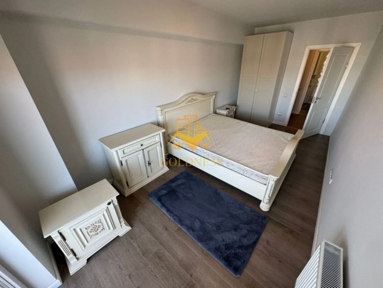 2 camere, modern, bloc nou, parcare zona Centrala, Bosch, NTT Data - GOLDNESS Imobiliare vă propune spre închiriere un apartament cu 2 camere complet mobilat și utilat, la etajul 4 într-un imobil de 7 etaje, în zona Centrala. 

Apartamentul este compartimentat astfel:
 - dormitor cu pat matrimonial, dressing, noptiere

 - living cu bucatarie open-space complet utilată, canapea extensibilă, loc de servit masa 

 - baie cu cada, calorifer port prosop inox și dulap pentru depozitare.

 - terasa de 15 mp.

Imobilul este dotat cu toate cele necesare- centrală proprie, mașină de spălat haine, frigider, plită electrică, hotă, etc. 

Se află în apropierea stațiilor de transport în comun, magazine, restaurante, spații verzi, farmacii, etc. 

Dispune de loc de parcare subterana!

Dacă sunteți interesați de acest apartament și doriți să îl vizionați, dar și pentru alte oferte sau detalii nu ezitați să ne contactați telefonic sau prin e-mail. Vă stăm la dispoziție!