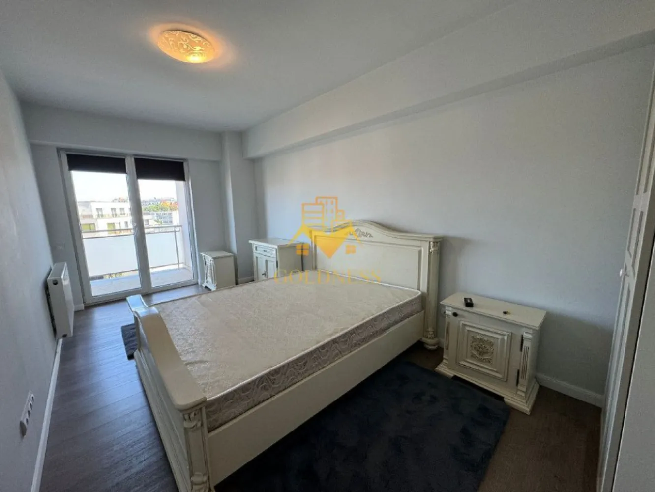 2 camere, modern, bloc nou, parcare zona Centrala, Bosch, NTT Data - GOLDNESS Imobiliare vă propune spre închiriere un apartament cu 2 camere complet mobilat și utilat, la etajul 4 într-un imobil de 7 etaje, în zona Centrala. 

Apartamentul este compartimentat astfel:
 - dormitor cu pat matrimonial, dressing, noptiere

 - living cu bucatarie open-space complet utilată, canapea extensibilă, loc de servit masa 

 - baie cu cada, calorifer port prosop inox și dulap pentru depozitare.

 - terasa de 15 mp.

Imobilul este dotat cu toate cele necesare- centrală proprie, mașină de spălat haine, frigider, plită electrică, hotă, etc. 

Se află în apropierea stațiilor de transport în comun, magazine, restaurante, spații verzi, farmacii, etc. 

Dispune de loc de parcare subterana!

Dacă sunteți interesați de acest apartament și doriți să îl vizionați, dar și pentru alte oferte sau detalii nu ezitați să ne contactați telefonic sau prin e-mail. Vă stăm la dispoziție!