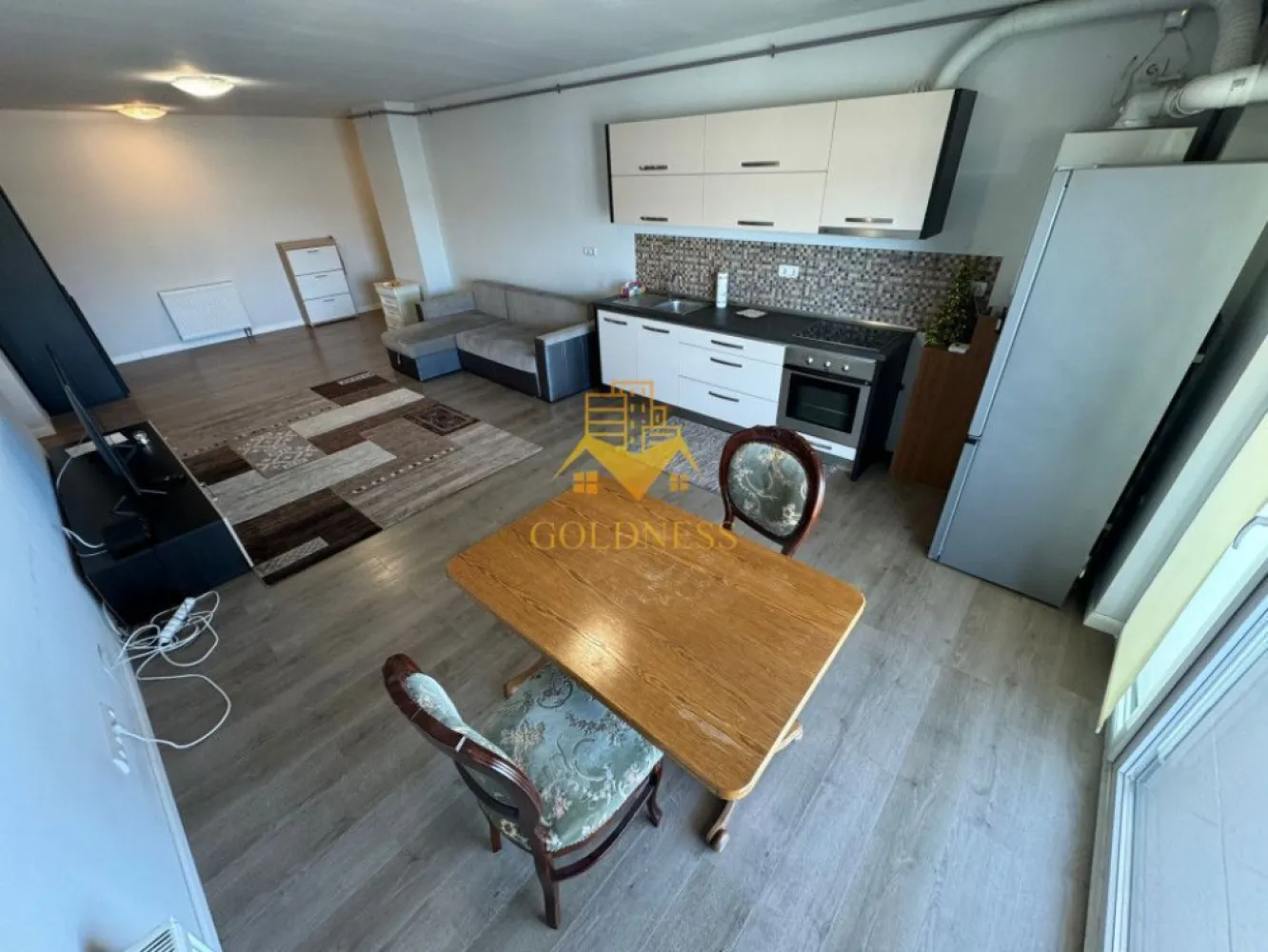 2 camere, modern, bloc nou, parcare zona Centrala, Bosch, NTT Data - GOLDNESS Imobiliare vă propune spre închiriere un apartament cu 2 camere complet mobilat și utilat, la etajul 4 într-un imobil de 7 etaje, în zona Centrala. 

Apartamentul este compartimentat astfel:
 - dormitor cu pat matrimonial, dressing, noptiere

 - living cu bucatarie open-space complet utilată, canapea extensibilă, loc de servit masa 

 - baie cu cada, calorifer port prosop inox și dulap pentru depozitare.

 - terasa de 15 mp.

Imobilul este dotat cu toate cele necesare- centrală proprie, mașină de spălat haine, frigider, plită electrică, hotă, etc. 

Se află în apropierea stațiilor de transport în comun, magazine, restaurante, spații verzi, farmacii, etc. 

Dispune de loc de parcare subterana!

Dacă sunteți interesați de acest apartament și doriți să îl vizionați, dar și pentru alte oferte sau detalii nu ezitați să ne contactați telefonic sau prin e-mail. Vă stăm la dispoziție!