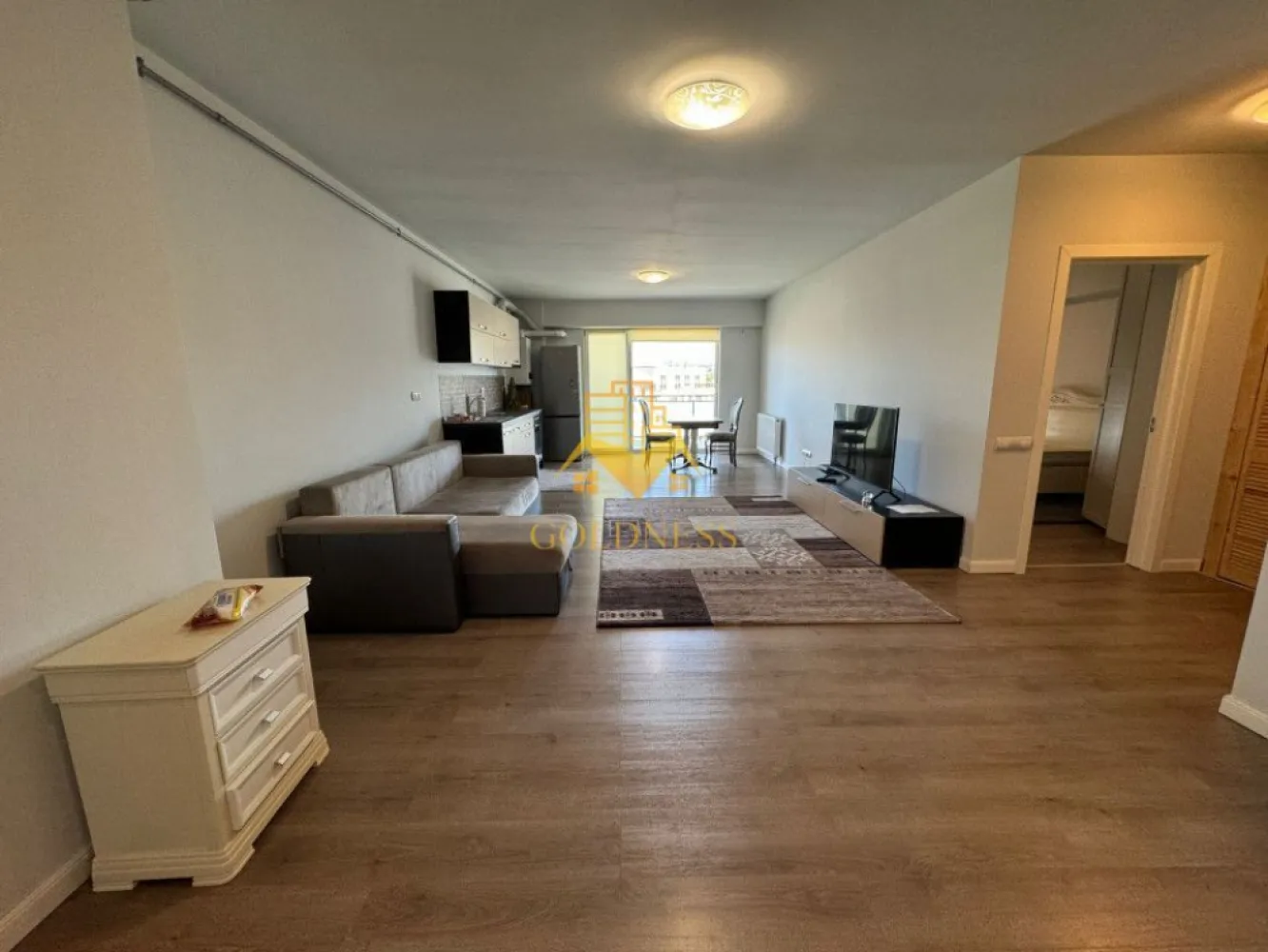 2 camere, modern, bloc nou, parcare zona Centrala, Bosch, NTT Data - GOLDNESS Imobiliare vă propune spre închiriere un apartament cu 2 camere complet mobilat și utilat, la etajul 4 într-un imobil de 7 etaje, în zona Centrala. 

Apartamentul este compartimentat astfel:
 - dormitor cu pat matrimonial, dressing, noptiere

 - living cu bucatarie open-space complet utilată, canapea extensibilă, loc de servit masa 

 - baie cu cada, calorifer port prosop inox și dulap pentru depozitare.

 - terasa de 15 mp.

Imobilul este dotat cu toate cele necesare- centrală proprie, mașină de spălat haine, frigider, plită electrică, hotă, etc. 

Se află în apropierea stațiilor de transport în comun, magazine, restaurante, spații verzi, farmacii, etc. 

Dispune de loc de parcare subterana!

Dacă sunteți interesați de acest apartament și doriți să îl vizionați, dar și pentru alte oferte sau detalii nu ezitați să ne contactați telefonic sau prin e-mail. Vă stăm la dispoziție!