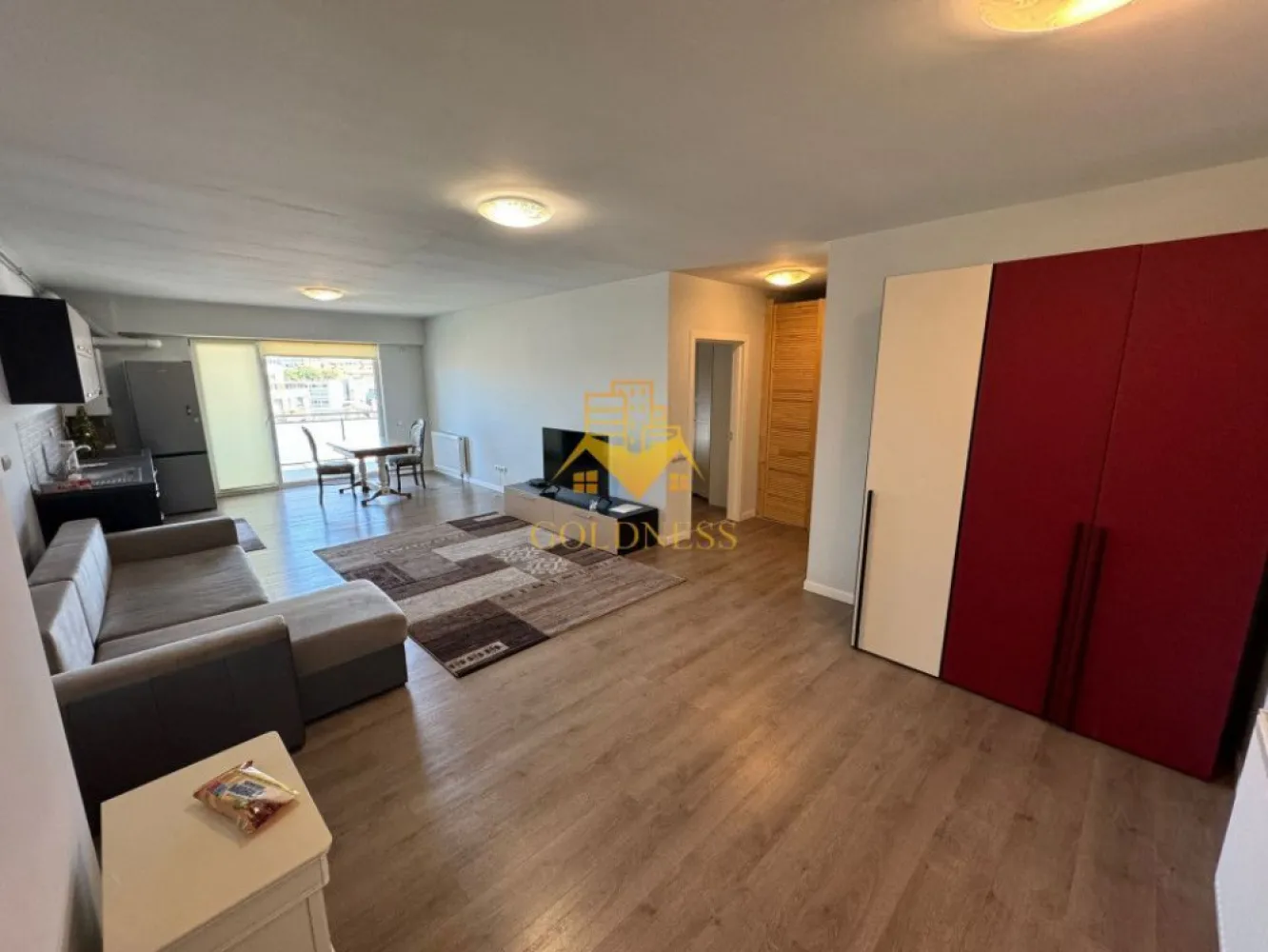 2 camere, modern, bloc nou, parcare zona Centrala, Bosch, NTT Data - GOLDNESS Imobiliare vă propune spre închiriere un apartament cu 2 camere complet mobilat și utilat, la etajul 4 într-un imobil de 7 etaje, în zona Centrala. 

Apartamentul este compartimentat astfel:
 - dormitor cu pat matrimonial, dressing, noptiere

 - living cu bucatarie open-space complet utilată, canapea extensibilă, loc de servit masa 

 - baie cu cada, calorifer port prosop inox și dulap pentru depozitare.

 - terasa de 15 mp.

Imobilul este dotat cu toate cele necesare- centrală proprie, mașină de spălat haine, frigider, plită electrică, hotă, etc. 

Se află în apropierea stațiilor de transport în comun, magazine, restaurante, spații verzi, farmacii, etc. 

Dispune de loc de parcare subterana!

Dacă sunteți interesați de acest apartament și doriți să îl vizionați, dar și pentru alte oferte sau detalii nu ezitați să ne contactați telefonic sau prin e-mail. Vă stăm la dispoziție!