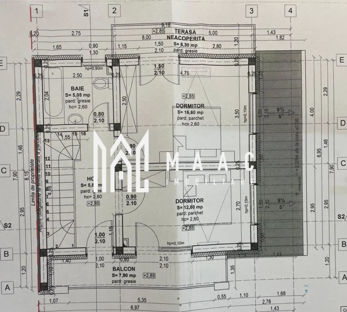 Duplex premium I Sibiu I 3 niveluri I 4 camere I COMISION ZERO - Casă tip duplex în Gusterița – Proiect nou, 4 camere, 3 niveluri, curte 153 mp, predare la Alb in August 2026.
COMISION ZERO - Direct Dezvoltator

Proiect rezidențial boutique, în construcție, compus din doar 6 case tip duplex, situat într-o zonă liniștită din Gusterița – Sibiu, cu acces facil către oraș, dar departe de agitația urbană.
Locuințele sunt proiectate pentru familii care caută un echilibru între spațiu, confort și eficiență energetică.

Suprafață și compartimentare:
Teren total: 218 mp
Amprentă la sol: 65 mp
Curte liberă: 153 mp
Regim de înălțime: Parter + Etaj 1 + Etaj 2 cu terasă
Camere: 4 (3 dormitoare + living)
Băi: 2
Balcoane: 2 + terasă la etajul 2
Bucătărie: separată
Spații de depozitare: cămară, holuri

Compartimentare inteligentă:

Parter:
Living generos – aprox. 22 mp
Bucătărie închisă – 13.5 mp
Cămară – 2.6 mp
Baie – 5 mp
Hol de acces
Terasă de acces + terasă secundară (ieșire din living) – aprox. 10 mp

Etaj 1:
Dormitor 1 – 16.6 mp (cu acces la balcon de 6.3 mp)
Dormitor 2 – 13 mp
Baie – 5 mp
Hol – 5 mp
Balcon de 8 mp (acces din dormitor și hol)

Etaj 2:
Dormitor 3 – 17 mp
Hol
Terasă neacoperită – 25 mp
Balcon – 7.9 mp

Construcție de calitate, materiale premium:
Structură din beton B250, cu fier beton de 16 mm
Instalație electrică realizată prin tubulatură în placă
Încălzire în pardoseală pe toate cele 3 niveluri
Centrala termică proprie
Geamuri tripan pentru izolare termică și fonică superioară
Tencuială decorativă la exterior
Balcoane cu sticlă securizată
Acoperiș din tabla durabil

Avantaje cheie:
Proiect compus din 6 case, intimitate și comunitate restrânsă
Terasă mare la etajul 2 – ideală pentru relaxare, grătar, zonă de lounge
Curte de 153 mp – ideală pentru spațiu verde, grădină, loc de joacă
Compartimentare eficientă – zonă de zi separată de dormitoare
Posibilitate de personalizare a finisajelor (în funcție de stadiul construcției)
Locație: Gusterița – Sibiu
Zonă în plină dezvoltare, liniștită și aerisită
Acces rapid către centrul Sibiului
Aproape de școli, magazine, facilități urbane
Ideală pentru familii sau investiție

Preț, planuri și vizionări disponibile la cerere.

Pentru detalii suplimentare, consultanță sau programarea unei vizionări, te rugăm să ne contactezi si sa specifici CP2720791.