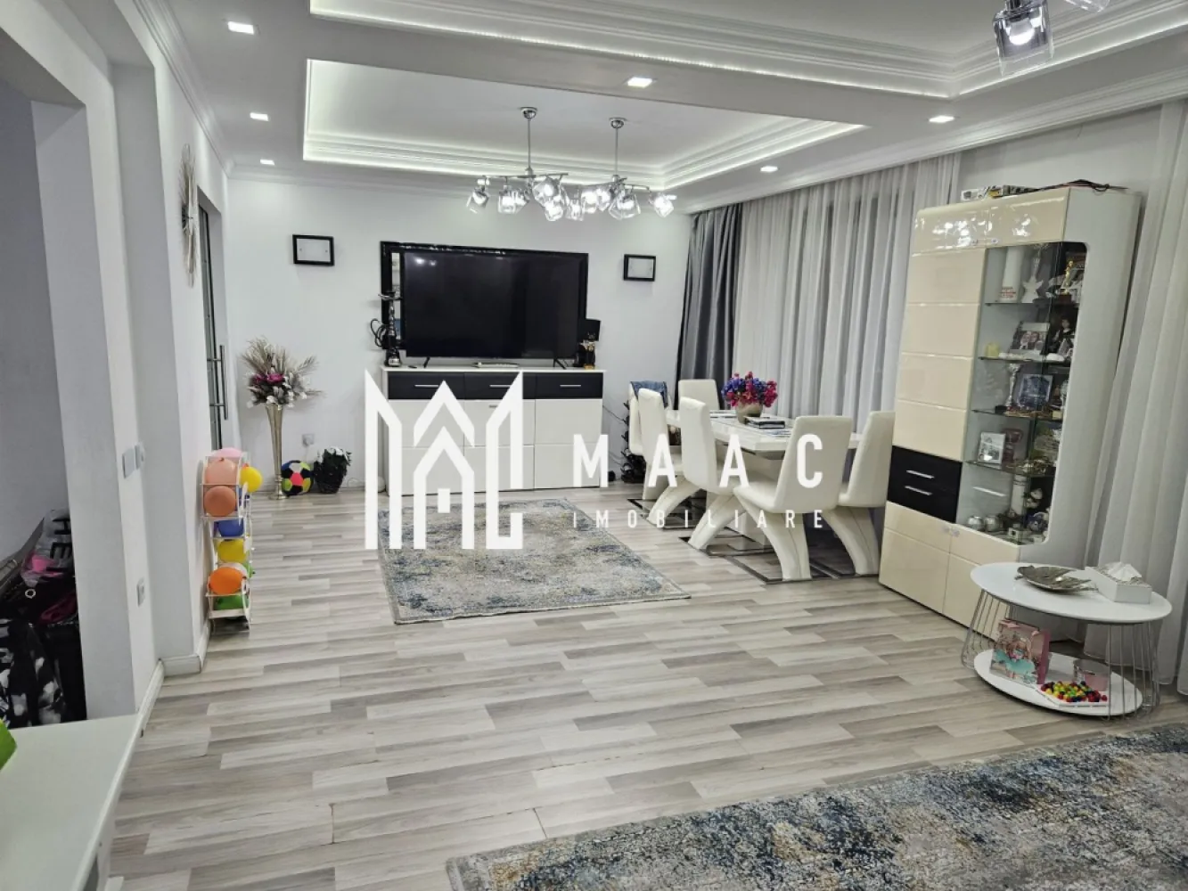 Casa superba | Selimbar Sibiu | 210 MPU - MAAC Imobiliare vă propune spre vânzare o casă tip duplex unifamilial, spațioasă și modernă, situată în Șelimbăr, într-o zonă liniștită, aproape de Sibiu, ideală pentru viața de familie. Proprietatea, construită în anul 2016, are o suprafață construită de 210 mp și este dispusă pe S + P + E + pod, oferind spații bine organizate și funcționale. Compartimentarea este inteligent realizată, asigurând confort și eficiență: -Subsol: pivniță încăpătoare, terasă închisă cu tâmplărie termopan, ideală pentru depozitare sau relaxare -Parter: living luminos, hol cu scară interioară, baie de serviciu, debara, bucătărie complet mobilată și utilată cu acces direct către terasa exterioară și pivniță -Etaj: 3 dormitoare spațioase, 2 băi moderne, garderobă, hol generos, două balcoane, acces către pod înalt (2,20 m), amenajat, ideal pentru spațiu suplimentar Exteriorul proprietății este amenajat cu atenție, oferind un cadru ideal pentru relaxare: -curte pavată -zonă verde cu gazon și gard împrejmuit, pentru intimitate -terasă exterioară potrivită pentru petrecerea timpului liber -locuri de parcare pentru 2 mașini în curtea proprie Casa se remarcă prin construcția solidă, compartimentarea optimă și dotările complete, fiind pregătită pentru mutare imediată. Amplasarea în Șelimbăr oferă acces rapid către Sibiu și toate facilitățile urbane, păstrând în același timp avantajul unei zone retrase și liniștite. Pentru mai multe detalii, vă rugăm să menționați telefonic că ați văzut anunțul cu CP2718629