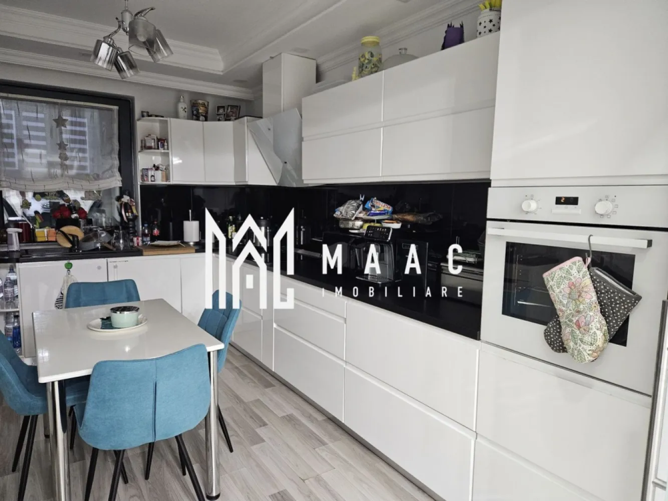 Casa superba | Selimbar Sibiu | 210 MPU - MAAC Imobiliare vă propune spre vânzare o casă tip duplex unifamilial, spațioasă și modernă, situată în Șelimbăr, într-o zonă liniștită, aproape de Sibiu, ideală pentru viața de familie. Proprietatea, construită în anul 2016, are o suprafață construită de 210 mp și este dispusă pe S + P + E + pod, oferind spații bine organizate și funcționale. Compartimentarea este inteligent realizată, asigurând confort și eficiență: -Subsol: pivniță încăpătoare, terasă închisă cu tâmplărie termopan, ideală pentru depozitare sau relaxare -Parter: living luminos, hol cu scară interioară, baie de serviciu, debara, bucătărie complet mobilată și utilată cu acces direct către terasa exterioară și pivniță -Etaj: 3 dormitoare spațioase, 2 băi moderne, garderobă, hol generos, două balcoane, acces către pod înalt (2,20 m), amenajat, ideal pentru spațiu suplimentar Exteriorul proprietății este amenajat cu atenție, oferind un cadru ideal pentru relaxare: -curte pavată -zonă verde cu gazon și gard împrejmuit, pentru intimitate -terasă exterioară potrivită pentru petrecerea timpului liber -locuri de parcare pentru 2 mașini în curtea proprie Casa se remarcă prin construcția solidă, compartimentarea optimă și dotările complete, fiind pregătită pentru mutare imediată. Amplasarea în Șelimbăr oferă acces rapid către Sibiu și toate facilitățile urbane, păstrând în același timp avantajul unei zone retrase și liniștite. Pentru mai multe detalii, vă rugăm să menționați telefonic că ați văzut anunțul cu CP2718629
