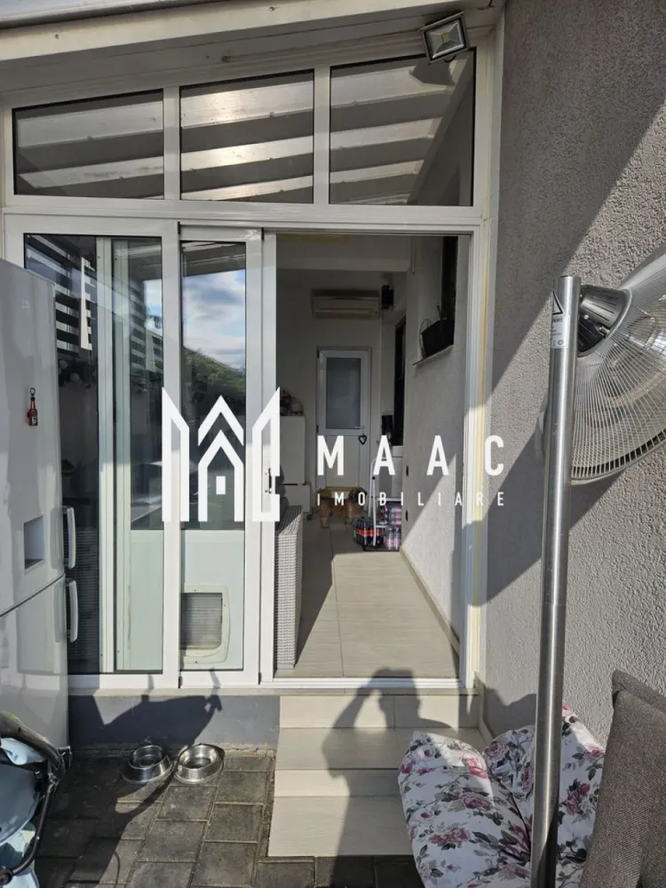 Casa superba | Selimbar Sibiu | 210 MPU - MAAC Imobiliare vă propune spre vânzare o casă tip duplex unifamilial, spațioasă și modernă, situată în Șelimbăr, într-o zonă liniștită, aproape de Sibiu, ideală pentru viața de familie. Proprietatea, construită în anul 2016, are o suprafață construită de 210 mp și este dispusă pe S + P + E + pod, oferind spații bine organizate și funcționale. Compartimentarea este inteligent realizată, asigurând confort și eficiență: -Subsol: pivniță încăpătoare, terasă închisă cu tâmplărie termopan, ideală pentru depozitare sau relaxare -Parter: living luminos, hol cu scară interioară, baie de serviciu, debara, bucătărie complet mobilată și utilată cu acces direct către terasa exterioară și pivniță -Etaj: 3 dormitoare spațioase, 2 băi moderne, garderobă, hol generos, două balcoane, acces către pod înalt (2,20 m), amenajat, ideal pentru spațiu suplimentar Exteriorul proprietății este amenajat cu atenție, oferind un cadru ideal pentru relaxare: -curte pavată -zonă verde cu gazon și gard împrejmuit, pentru intimitate -terasă exterioară potrivită pentru petrecerea timpului liber -locuri de parcare pentru 2 mașini în curtea proprie Casa se remarcă prin construcția solidă, compartimentarea optimă și dotările complete, fiind pregătită pentru mutare imediată. Amplasarea în Șelimbăr oferă acces rapid către Sibiu și toate facilitățile urbane, păstrând în același timp avantajul unei zone retrase și liniștite. Pentru mai multe detalii, vă rugăm să menționați telefonic că ați văzut anunțul cu CP2718629