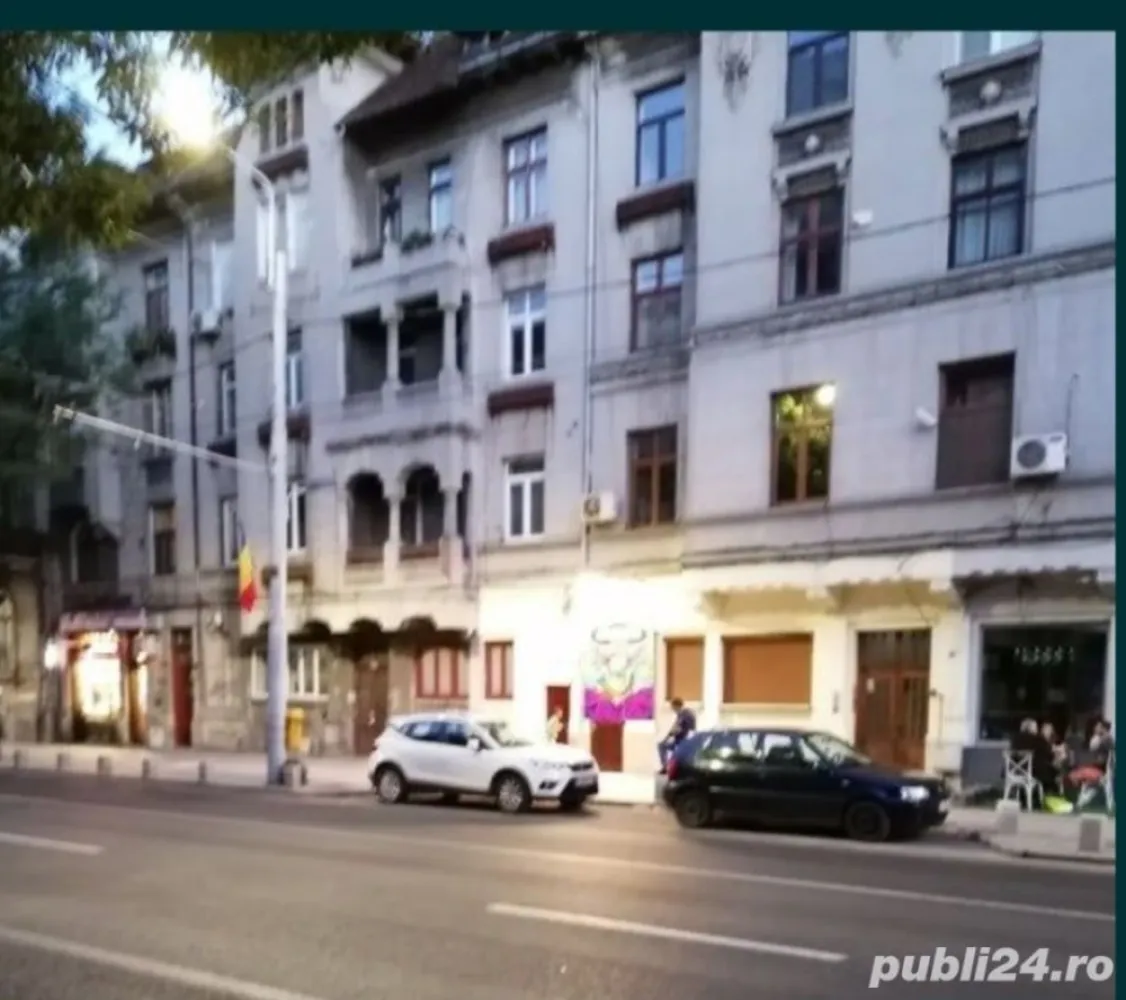 Kogălniceanu-Cismigiu- ultracentral apartament 4 camere direct ptoprietar - LOCAȚIE DE TOP - Kogălniceanu nr 15 - Apartament superb cu 4 camere, parțial renovat. Apartamentul are 2 întrări putând fi împărțit în 2 apartamente Apartamentul se afla la etajul 3, deasupra fiind mansarda. Apartamentul are termopane, uși blindate,aer condiționat, gaze, rulouri de aluminiu, sistem de alarmă, etc. Apartamentul se afla într-o clădire interbelica cu risc 1 seismic.Clădirea în care se, afla apartamentul este o clădire stradala pe bulevardul Kogalniceanu iar doua camere din apartament au vedere spre strada.Cota de teren de sub clădire este în proprietate. Pentru relații suplimentare nu ezitați sa sunați.Toate actele pregătite pentru vânzare.