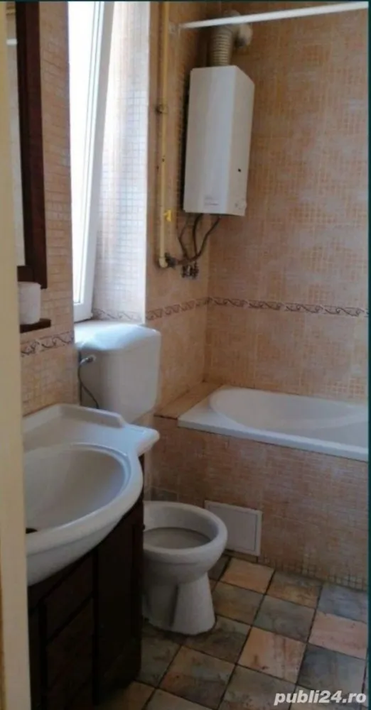 Kogălniceanu-Cismigiu- ultracentral apartament 4 camere direct ptoprietar - LOCAȚIE DE TOP - Kogălniceanu nr 15 - Apartament superb cu 4 camere, parțial renovat. Apartamentul are 2 întrări putând fi împărțit în 2 apartamente Apartamentul se afla la etajul 3, deasupra fiind mansarda. Apartamentul are termopane, uși blindate,aer condiționat, gaze, rulouri de aluminiu, sistem de alarmă, etc. Apartamentul se afla într-o clădire interbelica cu risc 1 seismic.Clădirea în care se, afla apartamentul este o clădire stradala pe bulevardul Kogalniceanu iar doua camere din apartament au vedere spre strada.Cota de teren de sub clădire este în proprietate. Pentru relații suplimentare nu ezitați sa sunați.Toate actele pregătite pentru vânzare.