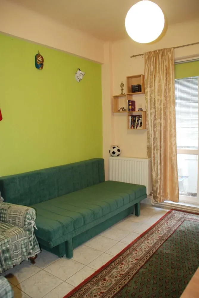 Direct Proprietar Apart. 3+1 camere Ultracentral Universitate Inter - Apartamentul se afla pe strada Batistei, la 1 minut de Intercontinental

4 camere, balcon, lift, usa dubla, termopan, centrala termica, aer conditionat, confort 1, optional se vinde si boxa subsol de 5 m2 ( 6000 Euro)

Bloc construit in stil arhitectural Art Deco ( 1940 ) proiectat de cunoscutul arhitect Berindei
Inginerul sef care a construit imobilul a facut studiile la Paris si a folosit cele mai inovatoare tehnici ale vremii, blocul a fost construit pe sine, fara risc seismic

Blocul este foarte solid, sub forma de cub, cu grinzi groase din beton armat si pereti din caramida

Suprafata utila 81 m2 / construita 101 m2

Suprafata Utila : 81 m patrati
1 baie + 1 wc de serviciu (separate)
Utilitati : toate utilitatile necesare 
Podele: parchet si gresie
Usi interioare : originale , lemn + sticla, + 2 usi termopan.
Centrala proprie, aer conditionat, internet, cablu tv
Dispune de toate formele de transport terestru si subteran, 1 minute de statia de metrou Universitate
Acces stradal
Locuri de parcare fara taxa in fata blocului si pe strazile laterale, sau parcare Intercontinental cu abonament. 
Vedere la strada principala
Vecinatati : scoli, licee, gradinita, alimentare, farmacii, teatre , cinema, terase, restaurante, la 10 Min de parcul Cismigiu, 5 minute de Gradina Icoanei, Parcu Ion Voicu(Ioanid), 
Ideal pentrtu locuit sau sediu firme.
Semi mobilat (contra cost) sau nemobilat

Blocul are lift