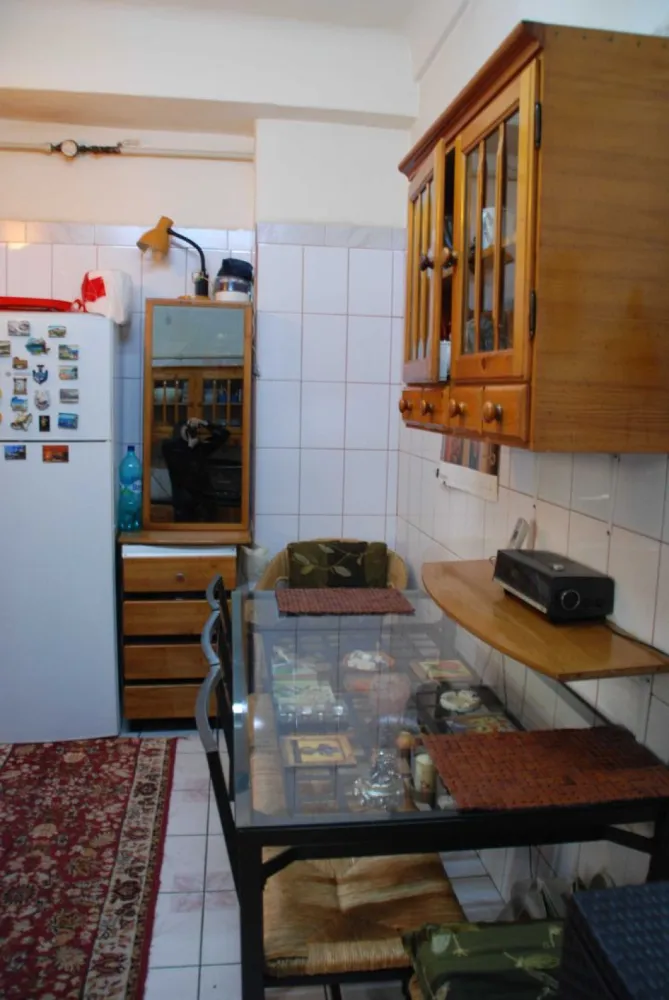 Direct Proprietar Apart. 3+1 camere Ultracentral Universitate Inter - Apartamentul se afla pe strada Batistei, la 1 minut de Intercontinental

4 camere, balcon, lift, usa dubla, termopan, centrala termica, aer conditionat, confort 1, optional se vinde si boxa subsol de 5 m2 ( 6000 Euro)

Bloc construit in stil arhitectural Art Deco ( 1940 ) proiectat de cunoscutul arhitect Berindei
Inginerul sef care a construit imobilul a facut studiile la Paris si a folosit cele mai inovatoare tehnici ale vremii, blocul a fost construit pe sine, fara risc seismic

Blocul este foarte solid, sub forma de cub, cu grinzi groase din beton armat si pereti din caramida

Suprafata utila 81 m2 / construita 101 m2

Suprafata Utila : 81 m patrati
1 baie + 1 wc de serviciu (separate)
Utilitati : toate utilitatile necesare 
Podele: parchet si gresie
Usi interioare : originale , lemn + sticla, + 2 usi termopan.
Centrala proprie, aer conditionat, internet, cablu tv
Dispune de toate formele de transport terestru si subteran, 1 minute de statia de metrou Universitate
Acces stradal
Locuri de parcare fara taxa in fata blocului si pe strazile laterale, sau parcare Intercontinental cu abonament. 
Vedere la strada principala
Vecinatati : scoli, licee, gradinita, alimentare, farmacii, teatre , cinema, terase, restaurante, la 10 Min de parcul Cismigiu, 5 minute de Gradina Icoanei, Parcu Ion Voicu(Ioanid), 
Ideal pentrtu locuit sau sediu firme.
Semi mobilat (contra cost) sau nemobilat

Blocul are lift