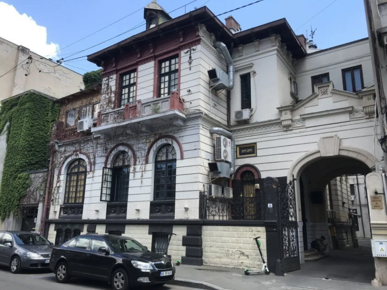 Ag BRASADAS vinde villa cu 20 camere Pta ROMANA. - Agenția BRASADAS vinde vila cu 20 de camere, cu arhitectura deosebita situat în zona Piata ROMANA.
Vila a fost renovata in totalitate in 2014, are finisaje de clasa superioara, este mobilata si utilata pentru inchiriere in regim Airbnb.
Vila are regim de inaltime S+D+P+1+M, suprafata construita de 1096 mp (util 816 mp) zona piata Romana-amzi . teren in proprietate sub constructia in suprafata de 293 mp 
Dispune de facilitati precum:
- sunt 3 intrare la cladire si 2 case de scari cu suprafata construita 1096 mp
- sunt 4 apartamente mari mobilat si inchiriat cu regim hotelier 
- demisol amenajat
- parchet, usi interioare si exterioare, toate din lemn masiv de stejar
- incalzire prin centrala proprie
- sistem de ventilatie
- gresie, faianta in bai
- sistem de alarma si monitorizare video.
www.brasadas.com.
