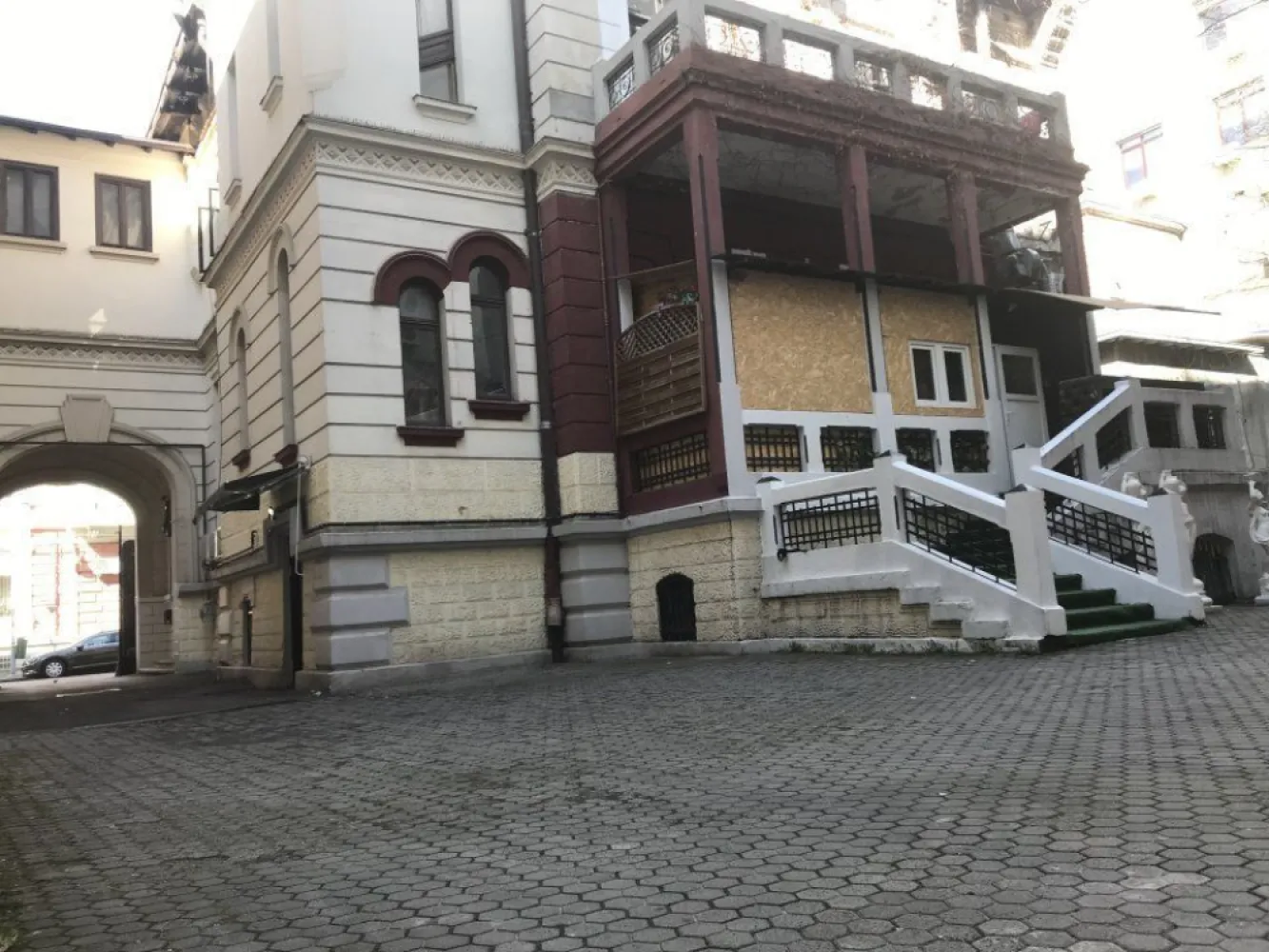 Ag BRASADAS vinde villa cu 20 camere Pta ROMANA. - Agenția BRASADAS vinde vila cu 20 de camere, cu arhitectura deosebita situat în zona Piata ROMANA.
Vila a fost renovata in totalitate in 2014, are finisaje de clasa superioara, este mobilata si utilata pentru inchiriere in regim Airbnb.
Vila are regim de inaltime S+D+P+1+M, suprafata construita de 1096 mp (util 816 mp) zona piata Romana-amzi . teren in proprietate sub constructia in suprafata de 293 mp 
Dispune de facilitati precum:
- sunt 3 intrare la cladire si 2 case de scari cu suprafata construita 1096 mp
- sunt 4 apartamente mari mobilat si inchiriat cu regim hotelier 
- demisol amenajat
- parchet, usi interioare si exterioare, toate din lemn masiv de stejar
- incalzire prin centrala proprie
- sistem de ventilatie
- gresie, faianta in bai
- sistem de alarma si monitorizare video.
www.brasadas.com.