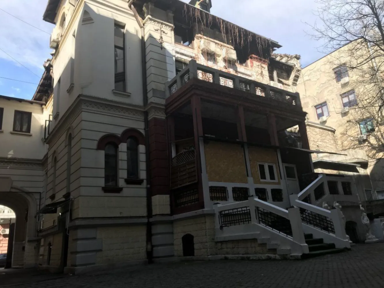 Ag BRASADAS vinde villa cu 20 camere Pta ROMANA. - Agenția BRASADAS vinde vila cu 20 de camere, cu arhitectura deosebita situat în zona Piata ROMANA.
Vila a fost renovata in totalitate in 2014, are finisaje de clasa superioara, este mobilata si utilata pentru inchiriere in regim Airbnb.
Vila are regim de inaltime S+D+P+1+M, suprafata construita de 1096 mp (util 816 mp) zona piata Romana-amzi . teren in proprietate sub constructia in suprafata de 293 mp 
Dispune de facilitati precum:
- sunt 3 intrare la cladire si 2 case de scari cu suprafata construita 1096 mp
- sunt 4 apartamente mari mobilat si inchiriat cu regim hotelier 
- demisol amenajat
- parchet, usi interioare si exterioare, toate din lemn masiv de stejar
- incalzire prin centrala proprie
- sistem de ventilatie
- gresie, faianta in bai
- sistem de alarma si monitorizare video.
www.brasadas.com.