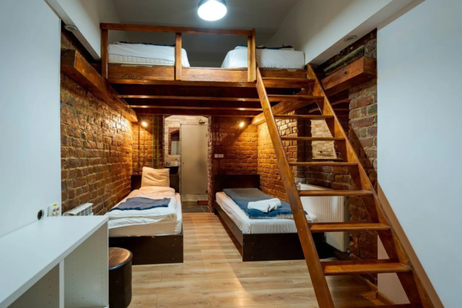 Ag BRASADAS vinde villa cu 20 camere Pta ROMANA. - Agenția BRASADAS vinde vila cu 20 de camere, cu arhitectura deosebita situat în zona Piata ROMANA.
Vila a fost renovata in totalitate in 2014, are finisaje de clasa superioara, este mobilata si utilata pentru inchiriere in regim Airbnb.
Vila are regim de inaltime S+D+P+1+M, suprafata construita de 1096 mp (util 816 mp) zona piata Romana-amzi . teren in proprietate sub constructia in suprafata de 293 mp 
Dispune de facilitati precum:
- sunt 3 intrare la cladire si 2 case de scari cu suprafata construita 1096 mp
- sunt 4 apartamente mari mobilat si inchiriat cu regim hotelier 
- demisol amenajat
- parchet, usi interioare si exterioare, toate din lemn masiv de stejar
- incalzire prin centrala proprie
- sistem de ventilatie
- gresie, faianta in bai
- sistem de alarma si monitorizare video.
www.brasadas.com.