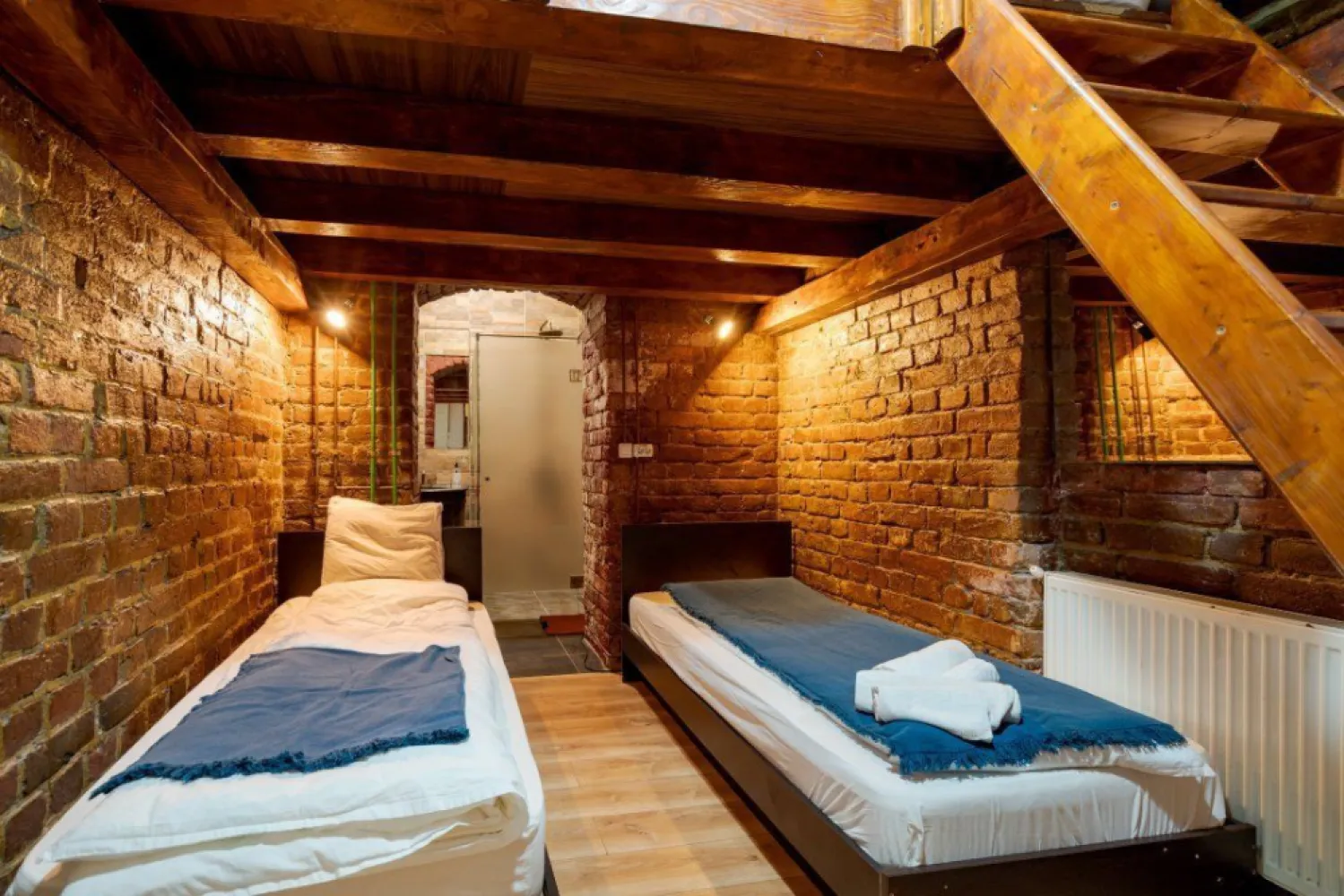 Ag BRASADAS vinde villa cu 20 camere Pta ROMANA. - Agenția BRASADAS vinde vila cu 20 de camere, cu arhitectura deosebita situat în zona Piata ROMANA.
Vila a fost renovata in totalitate in 2014, are finisaje de clasa superioara, este mobilata si utilata pentru inchiriere in regim Airbnb.
Vila are regim de inaltime S+D+P+1+M, suprafata construita de 1096 mp (util 816 mp) zona piata Romana-amzi . teren in proprietate sub constructia in suprafata de 293 mp 
Dispune de facilitati precum:
- sunt 3 intrare la cladire si 2 case de scari cu suprafata construita 1096 mp
- sunt 4 apartamente mari mobilat si inchiriat cu regim hotelier 
- demisol amenajat
- parchet, usi interioare si exterioare, toate din lemn masiv de stejar
- incalzire prin centrala proprie
- sistem de ventilatie
- gresie, faianta in bai
- sistem de alarma si monitorizare video.
www.brasadas.com.
