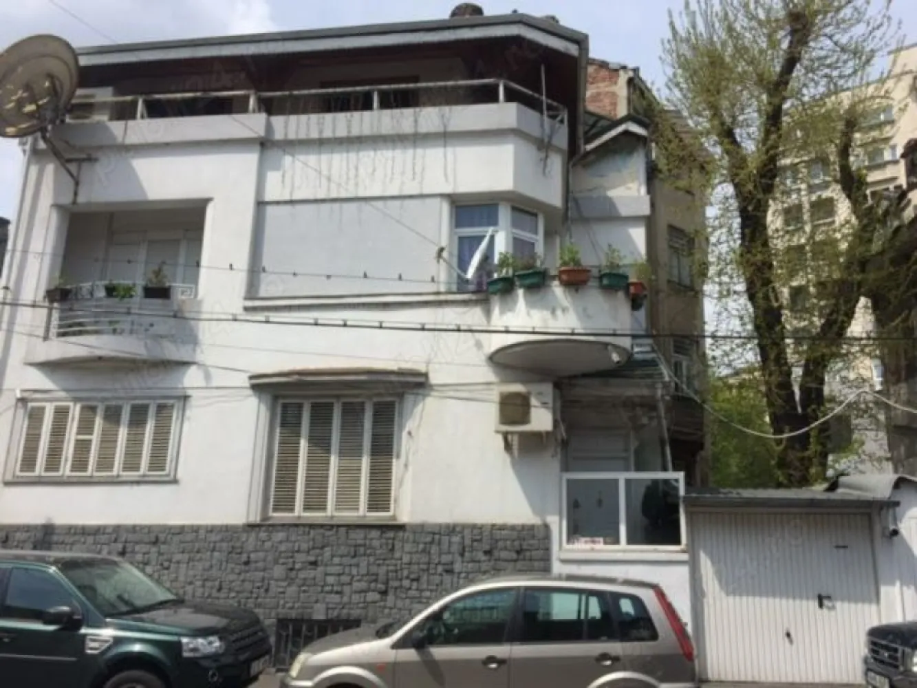 Vila de vanzare-zona Parcul Carol - Central vila 6 camere + mansarda locuibila(2 camere) .
Aflata in centrul Bucurestiului in vecinatatea Palatului Parlamentului ,vila dispune si de o mica curte in care se poate parca o masina..
Parterul este format dintr-un living cu semineu pe gaze,si inca 2 camere, bucataria , un grup sanitar, un spațiu de depozitare ,și o mica curte.
Etajul 1 dispune de 3 dormitoare, doua din ele cu ieșire spre balcon,respectiv logie.
Mansarda este locuibila,compartimentata in 2 camere,una dintre ele fiind dotata cu un semineu pe lemne care sporeste ambientul si ofera o atmosfera intima..
La mezanin se afla un grup sanitar si baia.
Demisolul este compartimentat in 4 camere .
Imobilul se pretează si ca sediu pentru firmă . 
In fata casei, mai sunt 2 locuri de parcare rezervate .