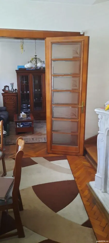 Vila de vanzare-zona Parcul Carol - Central vila 6 camere + mansarda locuibila(2 camere) .
Aflata in centrul Bucurestiului in vecinatatea Palatului Parlamentului ,vila dispune si de o mica curte in care se poate parca o masina..
Parterul este format dintr-un living cu semineu pe gaze,si inca 2 camere, bucataria , un grup sanitar, un spațiu de depozitare ,și o mica curte.
Etajul 1 dispune de 3 dormitoare, doua din ele cu ieșire spre balcon,respectiv logie.
Mansarda este locuibila,compartimentata in 2 camere,una dintre ele fiind dotata cu un semineu pe lemne care sporeste ambientul si ofera o atmosfera intima..
La mezanin se afla un grup sanitar si baia.
Demisolul este compartimentat in 4 camere .
Imobilul se pretează si ca sediu pentru firmă . 
In fata casei, mai sunt 2 locuri de parcare rezervate .