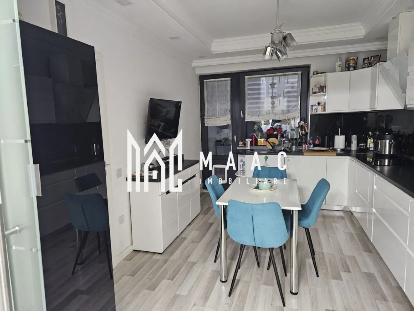 Casa superba | Selimbar Sibiu | 210 MPU - MAAC Imobiliare vă propune spre vânzare o casă tip duplex unifamilial, spațioasă și modernă, situată în Șelimbăr, într-o zonă liniștită, aproape de Sibiu, ideală pentru viața de familie. Proprietatea, construită în anul 2016, are o suprafață construită de 210 mp și este dispusă pe S + P + E + pod, oferind spații bine organizate și funcționale. Compartimentarea este inteligent realizată, asigurând confort și eficiență: -Subsol: pivniță încăpătoare, terasă închisă cu tâmplărie termopan, ideală pentru depozitare sau relaxare -Parter: living luminos, hol cu scară interioară, baie de serviciu, debara, bucătărie complet mobilată și utilată cu acces direct către terasa exterioară și pivniță -Etaj: 3 dormitoare spațioase, 2 băi moderne, garderobă, hol generos, două balcoane, acces către pod înalt (2,20 m), amenajat, ideal pentru spațiu suplimentar Exteriorul proprietății este amenajat cu atenție, oferind un cadru ideal pentru relaxare: -curte pavată -zonă verde cu gazon și gard împrejmuit, pentru intimitate -terasă exterioară potrivită pentru petrecerea timpului liber -locuri de parcare pentru 2 mașini în curtea proprie Casa se remarcă prin construcția solidă, compartimentarea optimă și dotările complete, fiind pregătită pentru mutare imediată. Amplasarea în Șelimbăr oferă acces rapid către Sibiu și toate facilitățile urbane, păstrând în același timp avantajul unei zone retrase și liniștite. Pentru mai multe detalii, vă rugăm să menționați telefonic că ați văzut anunțul cu CP2718629