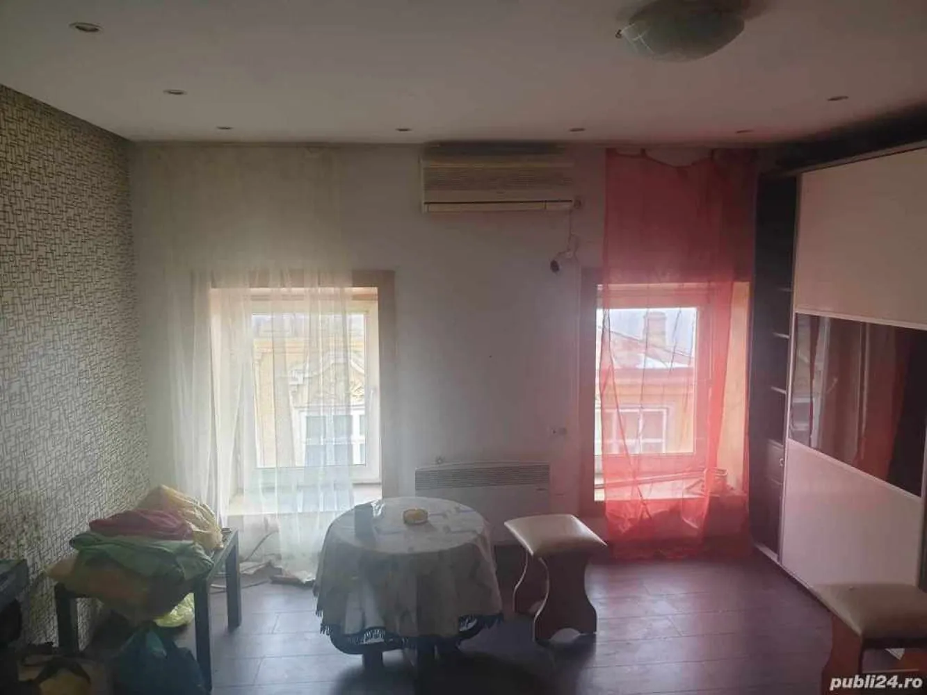 ULTRACENTRAL, Vand in Str. Popa Tatu, sector 1, etaj 2, vila, camera 16, 5 mp detalii in anunt . - ULTRACENTRAL, vand in Bucuresti, str. Popa Tatu, sector 1, etaj 2 vila, o camera de 16,5 mp., camera mansarda de 6 mp., si bucatarie 7,5 mp., mobilate, in proprietate exclusiva, si baie si WC. comune cu o familie de 2 persoane, pretul zonei (40.000,oo Euro), telefon .