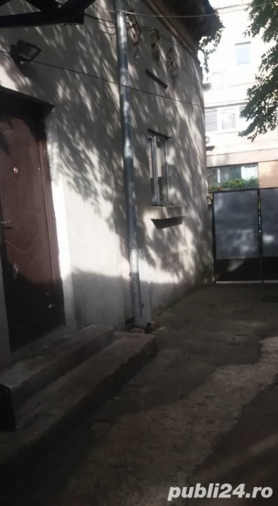 vanzare casa curte - casa curte zona foarte linistita ,din caramida,fatada renovata 2014,amprenta casei 140 m2 -,57
m2 curte, deschidere la strada 10m2, mijloace de transport troleibuze 79,86,65,metrou victoriei,tramvaie 24,45, numar camere: 4, numar loc de parcare: 2, numar bai: 1, suprafata utila: 140, suprafata totala: 185, anul constructiei: 1940