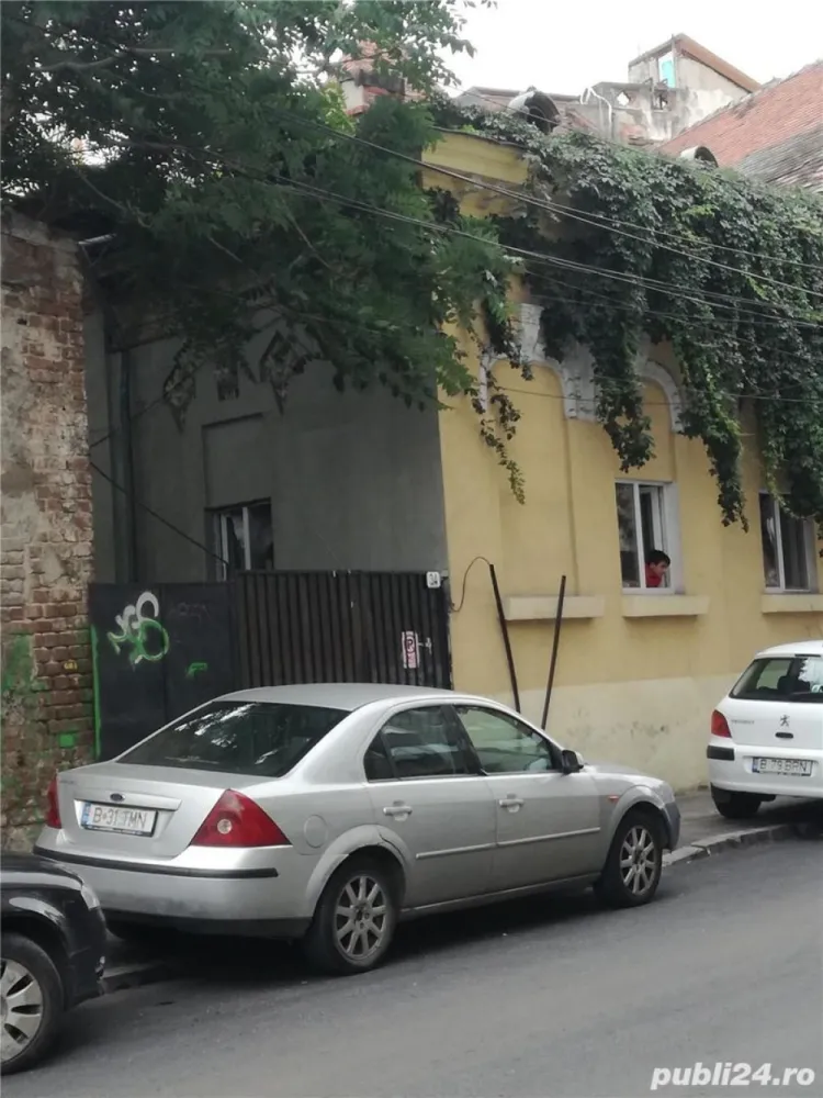 vanzare casa curte - casa curte zona foarte linistita ,din caramida,fatada renovata 2014,amprenta casei 140 m2 -,57
m2 curte, deschidere la strada 10m2, mijloace de transport troleibuze 79,86,65,metrou victoriei,tramvaie 24,45, numar camere: 4, numar loc de parcare: 2, numar bai: 1, suprafata utila: 140, suprafata totala: 185, anul constructiei: 1940