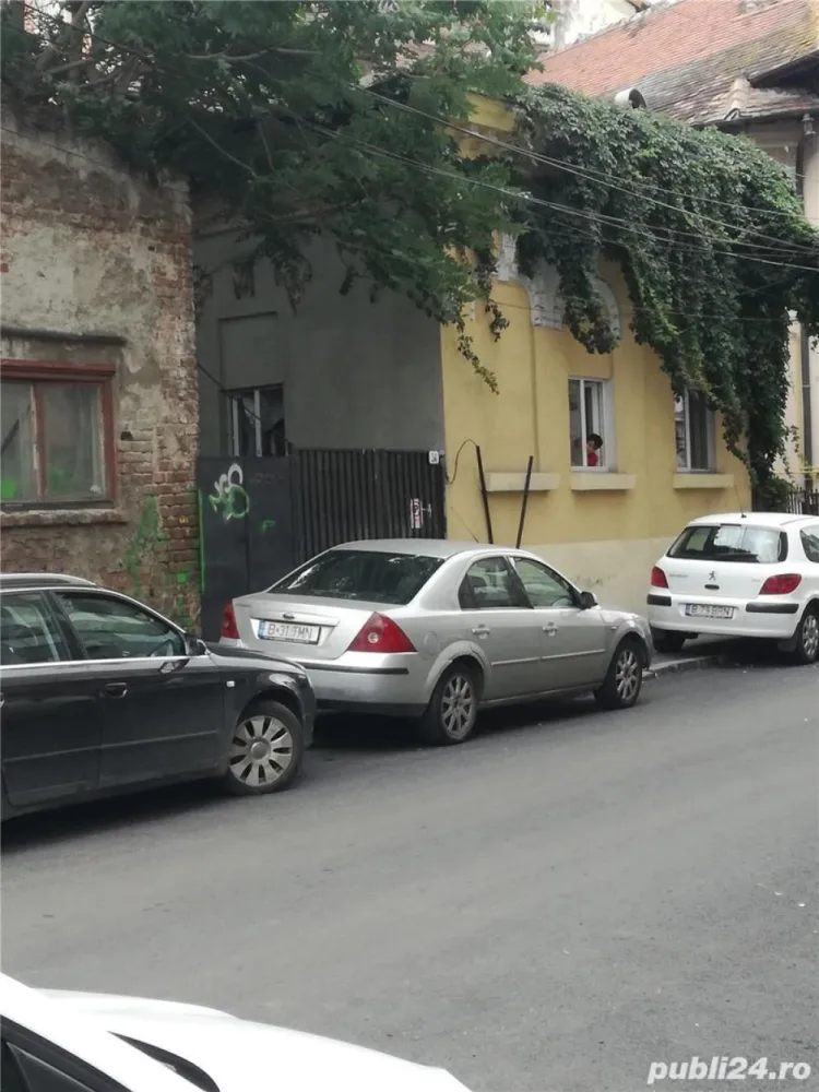vanzare casa curte - casa curte zona foarte linistita ,din caramida,fatada renovata 2014,amprenta casei 140 m2 -,57
m2 curte, deschidere la strada 10m2, mijloace de transport troleibuze 79,86,65,metrou victoriei,tramvaie 24,45, numar camere: 4, numar loc de parcare: 2, numar bai: 1, suprafata utila: 140, suprafata totala: 185, anul constructiei: 1940