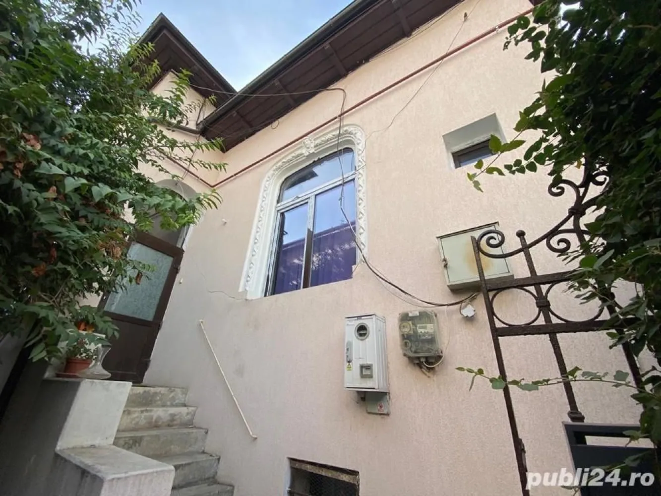 Casa rond Cosbuc (Piata Regina Maria) - Aveţi şansa unică de a achiziţiona o vilă amplasată în inima Bucureştiului, în zona ultracentrală Unirii- Rond Cosbuc (Piata Regina Maria). Această proprietate frumoasă, vă oferă un cadru perfect pentru a vă dezvolta afacerea sau pentru a crea un cămin confortabil şi primitor pentru familia dumneavoastră. Beneficiaţi de o locaţie remarcabilă, într-un cartier liniştit, cu acces facil la toate punctele importante din oraş şi cu multiple opţiuni de transport în comun.

Proprietatea dispune de 6 camere la parter, doua bai, doua bucatarii , cu o suprafata utila de mai mult de 200 mp. Casa a fost construita in anii 1920. Imobilul are 2 apartamente la demisol, Primul cu bucatarie,camera mica si baie. Cel de-al doilea, 2 camere, bucatarie si baie.

Casa nu este monument istoric, are doi proprietari si a fost achizitionata prin Legea 112 1996. Corpul A necesita renovare interioara si se vinde cu pretul negociabil de 335.000 euro, iar Corpul B este o constructie noua la gri si se vinde cu 130.000 euro, negociabil.

Această proprietate vă oferă o paletă variată de posibilităţi. Poate deveni un sediu de firma, un cabinet medical prietenos, un spaţiu comercial atrăgător sau un salon de înfrumuseţare la modă. Sau, puteţi transforma acest spaţiu într-un loc special, unde fiecare cameră are un farmec aparte.

Casa este situata pe o strada linistita, la doi pasi de Palatul Parlamentului (Casa Poporului), foarte aproape de Parcul Carol si de Piata Unirii.
Această proprietate este înconjurată de puncte de interes şi opţiuni de divertisment. Accesul facil la transportul în comun şi posibilitatea de a avea un loc de parcare rezervat în fata curtii adaugă un plus de comoditate.

Compartimentare versatilă: in curte se afla două corpuri independente ce ofera flexibilitate în utilizarea spaţiilor. Corpul 1, cu o suprafaţă utila de 115 mp, este ideal pentru birouri sau activităţi comerciale, cu încăperi spaţioase şi lumină naturală. Corpul 2, cu o suprafaţă de aprox 60 mp, este un spaţiu deschis, perfect pentru diverse activităţi.
Modernizare şi facilităţi: Corpul 1 a fost complet renovat la exterior în anul 2019, incluzând înlocuirea acoperişului. Corpul B este o constructie noua, din 2019, fara finisaje. Intreaga proprietate dispune de toate utilităţile necesare, apa, canalizare, curent electric, sobe cu gaze.

Preţul este negociabil, iar pentru a afla mai multe detalii sau pentru a programa o vizionare, vă rugăm să ne contactaţi prin telefon sau email.