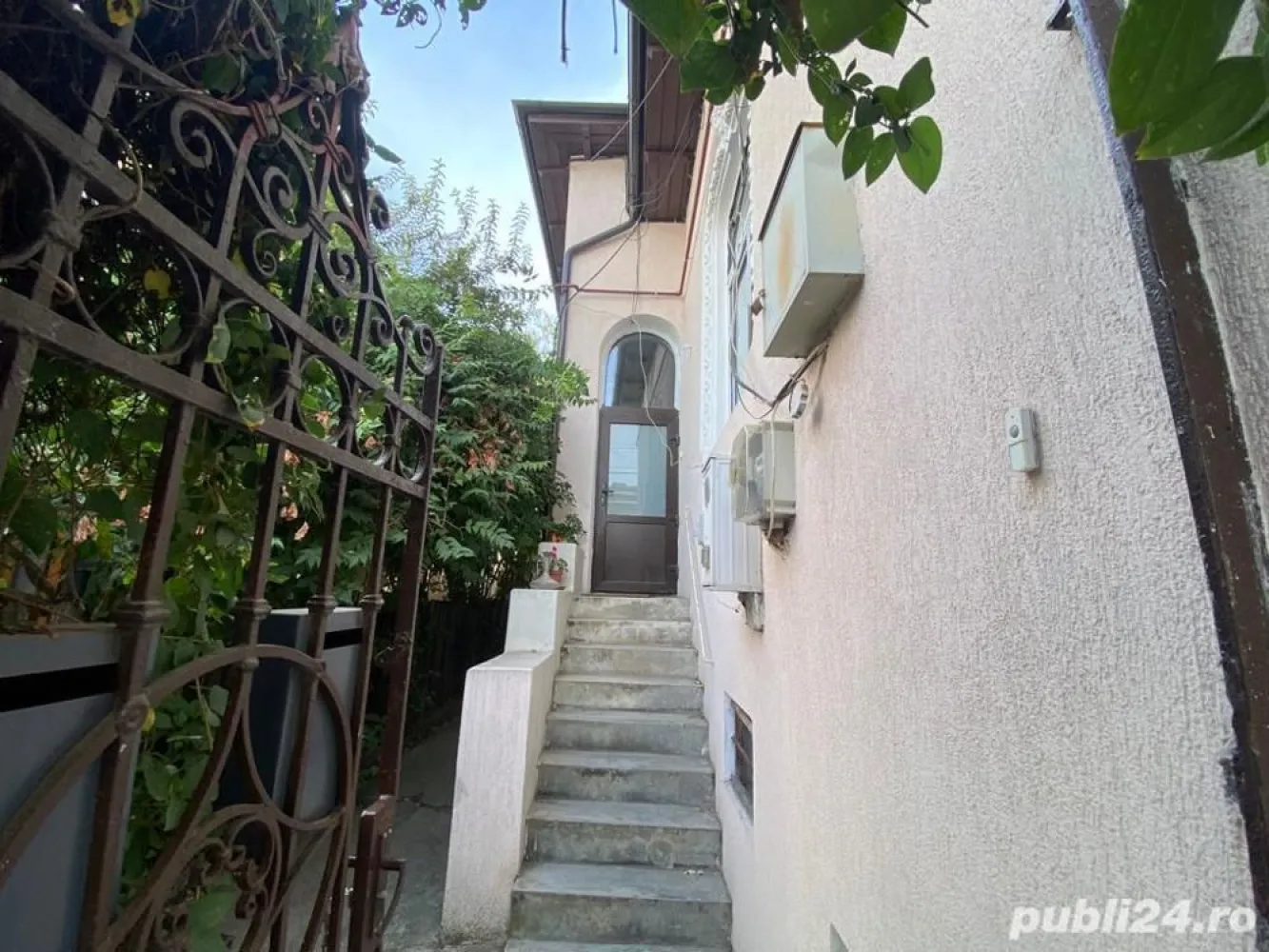 Casa rond Cosbuc (Piata Regina Maria) - Aveţi şansa unică de a achiziţiona o vilă amplasată în inima Bucureştiului, în zona ultracentrală Unirii- Rond Cosbuc (Piata Regina Maria). Această proprietate frumoasă, vă oferă un cadru perfect pentru a vă dezvolta afacerea sau pentru a crea un cămin confortabil şi primitor pentru familia dumneavoastră. Beneficiaţi de o locaţie remarcabilă, într-un cartier liniştit, cu acces facil la toate punctele importante din oraş şi cu multiple opţiuni de transport în comun.

Proprietatea dispune de 6 camere la parter, doua bai, doua bucatarii , cu o suprafata utila de mai mult de 200 mp. Casa a fost construita in anii 1920. Imobilul are 2 apartamente la demisol, Primul cu bucatarie,camera mica si baie. Cel de-al doilea, 2 camere, bucatarie si baie.

Casa nu este monument istoric, are doi proprietari si a fost achizitionata prin Legea 112 1996. Corpul A necesita renovare interioara si se vinde cu pretul negociabil de 335.000 euro, iar Corpul B este o constructie noua la gri si se vinde cu 130.000 euro, negociabil.

Această proprietate vă oferă o paletă variată de posibilităţi. Poate deveni un sediu de firma, un cabinet medical prietenos, un spaţiu comercial atrăgător sau un salon de înfrumuseţare la modă. Sau, puteţi transforma acest spaţiu într-un loc special, unde fiecare cameră are un farmec aparte.

Casa este situata pe o strada linistita, la doi pasi de Palatul Parlamentului (Casa Poporului), foarte aproape de Parcul Carol si de Piata Unirii.
Această proprietate este înconjurată de puncte de interes şi opţiuni de divertisment. Accesul facil la transportul în comun şi posibilitatea de a avea un loc de parcare rezervat în fata curtii adaugă un plus de comoditate.

Compartimentare versatilă: in curte se afla două corpuri independente ce ofera flexibilitate în utilizarea spaţiilor. Corpul 1, cu o suprafaţă utila de 115 mp, este ideal pentru birouri sau activităţi comerciale, cu încăperi spaţioase şi lumină naturală. Corpul 2, cu o suprafaţă de aprox 60 mp, este un spaţiu deschis, perfect pentru diverse activităţi.
Modernizare şi facilităţi: Corpul 1 a fost complet renovat la exterior în anul 2019, incluzând înlocuirea acoperişului. Corpul B este o constructie noua, din 2019, fara finisaje. Intreaga proprietate dispune de toate utilităţile necesare, apa, canalizare, curent electric, sobe cu gaze.

Preţul este negociabil, iar pentru a afla mai multe detalii sau pentru a programa o vizionare, vă rugăm să ne contactaţi prin telefon sau email.