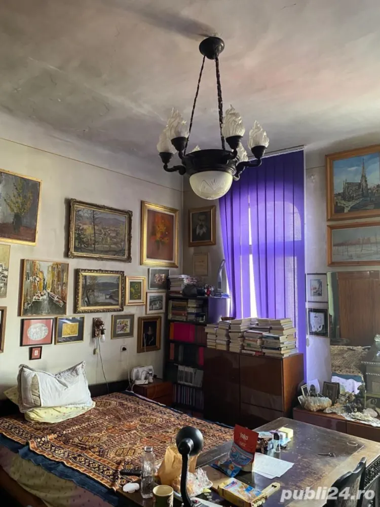 Casa rond Cosbuc (Piata Regina Maria) - Aveţi şansa unică de a achiziţiona o vilă amplasată în inima Bucureştiului, în zona ultracentrală Unirii- Rond Cosbuc (Piata Regina Maria). Această proprietate frumoasă, vă oferă un cadru perfect pentru a vă dezvolta afacerea sau pentru a crea un cămin confortabil şi primitor pentru familia dumneavoastră. Beneficiaţi de o locaţie remarcabilă, într-un cartier liniştit, cu acces facil la toate punctele importante din oraş şi cu multiple opţiuni de transport în comun.

Proprietatea dispune de 6 camere la parter, doua bai, doua bucatarii , cu o suprafata utila de mai mult de 200 mp. Casa a fost construita in anii 1920. Imobilul are 2 apartamente la demisol, Primul cu bucatarie,camera mica si baie. Cel de-al doilea, 2 camere, bucatarie si baie.

Casa nu este monument istoric, are doi proprietari si a fost achizitionata prin Legea 112 1996. Corpul A necesita renovare interioara si se vinde cu pretul negociabil de 335.000 euro, iar Corpul B este o constructie noua la gri si se vinde cu 130.000 euro, negociabil.

Această proprietate vă oferă o paletă variată de posibilităţi. Poate deveni un sediu de firma, un cabinet medical prietenos, un spaţiu comercial atrăgător sau un salon de înfrumuseţare la modă. Sau, puteţi transforma acest spaţiu într-un loc special, unde fiecare cameră are un farmec aparte.

Casa este situata pe o strada linistita, la doi pasi de Palatul Parlamentului (Casa Poporului), foarte aproape de Parcul Carol si de Piata Unirii.
Această proprietate este înconjurată de puncte de interes şi opţiuni de divertisment. Accesul facil la transportul în comun şi posibilitatea de a avea un loc de parcare rezervat în fata curtii adaugă un plus de comoditate.

Compartimentare versatilă: in curte se afla două corpuri independente ce ofera flexibilitate în utilizarea spaţiilor. Corpul 1, cu o suprafaţă utila de 115 mp, este ideal pentru birouri sau activităţi comerciale, cu încăperi spaţioase şi lumină naturală. Corpul 2, cu o suprafaţă de aprox 60 mp, este un spaţiu deschis, perfect pentru diverse activităţi.
Modernizare şi facilităţi: Corpul 1 a fost complet renovat la exterior în anul 2019, incluzând înlocuirea acoperişului. Corpul B este o constructie noua, din 2019, fara finisaje. Intreaga proprietate dispune de toate utilităţile necesare, apa, canalizare, curent electric, sobe cu gaze.

Preţul este negociabil, iar pentru a afla mai multe detalii sau pentru a programa o vizionare, vă rugăm să ne contactaţi prin telefon sau email.
