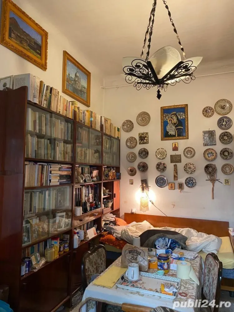 Casa rond Cosbuc (Piata Regina Maria) - Aveţi şansa unică de a achiziţiona o vilă amplasată în inima Bucureştiului, în zona ultracentrală Unirii- Rond Cosbuc (Piata Regina Maria). Această proprietate frumoasă, vă oferă un cadru perfect pentru a vă dezvolta afacerea sau pentru a crea un cămin confortabil şi primitor pentru familia dumneavoastră. Beneficiaţi de o locaţie remarcabilă, într-un cartier liniştit, cu acces facil la toate punctele importante din oraş şi cu multiple opţiuni de transport în comun.

Proprietatea dispune de 6 camere la parter, doua bai, doua bucatarii , cu o suprafata utila de mai mult de 200 mp. Casa a fost construita in anii 1920. Imobilul are 2 apartamente la demisol, Primul cu bucatarie,camera mica si baie. Cel de-al doilea, 2 camere, bucatarie si baie.

Casa nu este monument istoric, are doi proprietari si a fost achizitionata prin Legea 112 1996. Corpul A necesita renovare interioara si se vinde cu pretul negociabil de 335.000 euro, iar Corpul B este o constructie noua la gri si se vinde cu 130.000 euro, negociabil.

Această proprietate vă oferă o paletă variată de posibilităţi. Poate deveni un sediu de firma, un cabinet medical prietenos, un spaţiu comercial atrăgător sau un salon de înfrumuseţare la modă. Sau, puteţi transforma acest spaţiu într-un loc special, unde fiecare cameră are un farmec aparte.

Casa este situata pe o strada linistita, la doi pasi de Palatul Parlamentului (Casa Poporului), foarte aproape de Parcul Carol si de Piata Unirii.
Această proprietate este înconjurată de puncte de interes şi opţiuni de divertisment. Accesul facil la transportul în comun şi posibilitatea de a avea un loc de parcare rezervat în fata curtii adaugă un plus de comoditate.

Compartimentare versatilă: in curte se afla două corpuri independente ce ofera flexibilitate în utilizarea spaţiilor. Corpul 1, cu o suprafaţă utila de 115 mp, este ideal pentru birouri sau activităţi comerciale, cu încăperi spaţioase şi lumină naturală. Corpul 2, cu o suprafaţă de aprox 60 mp, este un spaţiu deschis, perfect pentru diverse activităţi.
Modernizare şi facilităţi: Corpul 1 a fost complet renovat la exterior în anul 2019, incluzând înlocuirea acoperişului. Corpul B este o constructie noua, din 2019, fara finisaje. Intreaga proprietate dispune de toate utilităţile necesare, apa, canalizare, curent electric, sobe cu gaze.

Preţul este negociabil, iar pentru a afla mai multe detalii sau pentru a programa o vizionare, vă rugăm să ne contactaţi prin telefon sau email.