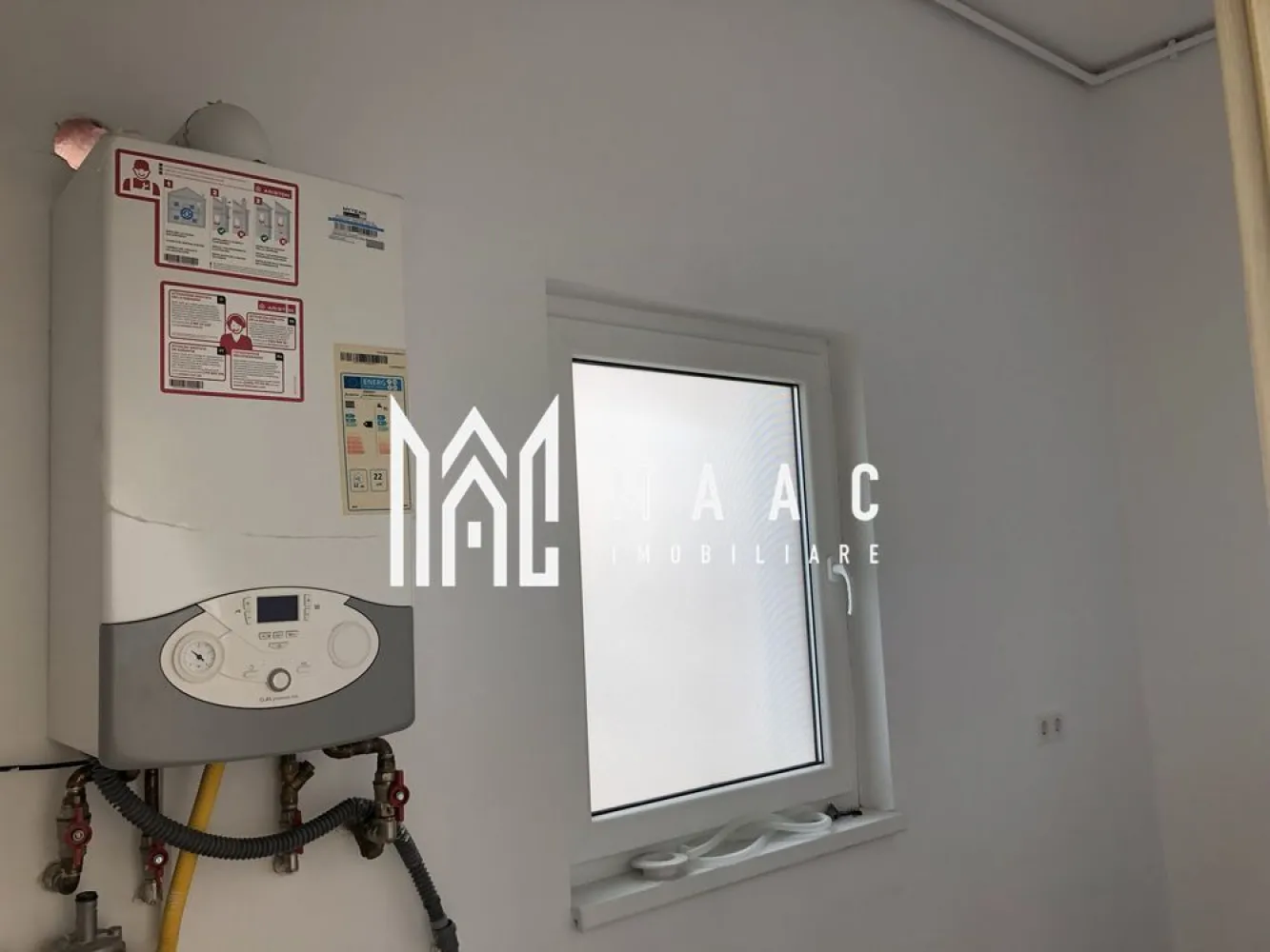 Spatiu comercial luminos | Doamna Stanca | 85 MPU - Spațiu comercial de închiriat – Șelimbăr

O oportunitate excelentă pentru afacerea ta!

Maac Imobiliare propune spre inchiriere un spațiu comercial modern și versatil, situat într-o zonă în continuă expansiune – Șelimbăr, la doar câteva minute de Sibiu. Poziționat la parterul unui bloc nou, pe rândul 2 de la șoseaua principală, spațiul oferă vizibilitate excelentă și acces facil pentru clienți.

 Suprafață utilă: 85 mp
Spațiu open-space, ușor de compartimentat în funcție de nevoi
Vitrine vitrate pe două laturi – lumină naturală și expunere maximă
Intrare direct din stradă
Două locuri de parcare incluse – un plus major pentru clienți sau angajați
Încălzire în pardoseală – confort garantat în orice anotimp
Curent trifazic – ideal pentru activități comerciale sau tehnice
 Autorizat ISU – gata de funcționare imediată

 Locația este perfectă pentru:
 Cabinete medicale sau stomatologice
 Birouri
 Saloane de înfrumusețare
 Activități de prestări servicii
 Showroom-uri sau ateliere moderne

 Un spațiu luminos, bine poziționat și pregătit să susțină o afacere de succes!
 Pentru mai multe detalii va rugam specificati telefonic ID: CP2718167