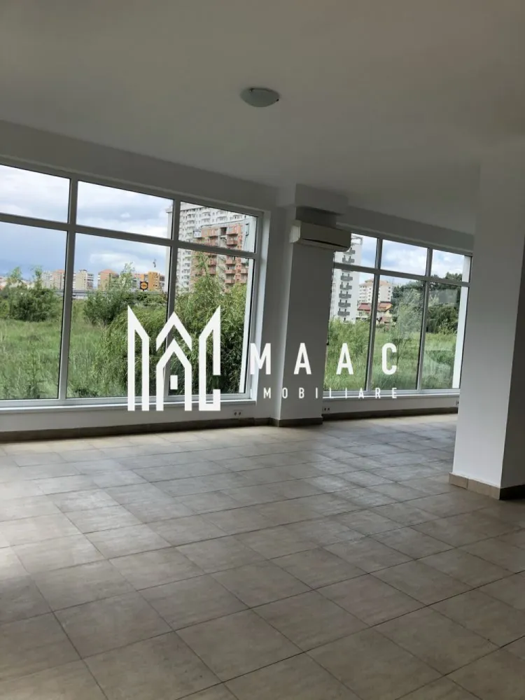 Spatiu comercial luminos | Doamna Stanca | 85 MPU - Spațiu comercial de închiriat – Șelimbăr

O oportunitate excelentă pentru afacerea ta!

Maac Imobiliare propune spre inchiriere un spațiu comercial modern și versatil, situat într-o zonă în continuă expansiune – Șelimbăr, la doar câteva minute de Sibiu. Poziționat la parterul unui bloc nou, pe rândul 2 de la șoseaua principală, spațiul oferă vizibilitate excelentă și acces facil pentru clienți.

 Suprafață utilă: 85 mp
Spațiu open-space, ușor de compartimentat în funcție de nevoi
Vitrine vitrate pe două laturi – lumină naturală și expunere maximă
Intrare direct din stradă
Două locuri de parcare incluse – un plus major pentru clienți sau angajați
Încălzire în pardoseală – confort garantat în orice anotimp
Curent trifazic – ideal pentru activități comerciale sau tehnice
 Autorizat ISU – gata de funcționare imediată

 Locația este perfectă pentru:
 Cabinete medicale sau stomatologice
 Birouri
 Saloane de înfrumusețare
 Activități de prestări servicii
 Showroom-uri sau ateliere moderne

 Un spațiu luminos, bine poziționat și pregătit să susțină o afacere de succes!
 Pentru mai multe detalii va rugam specificati telefonic ID: CP2718167