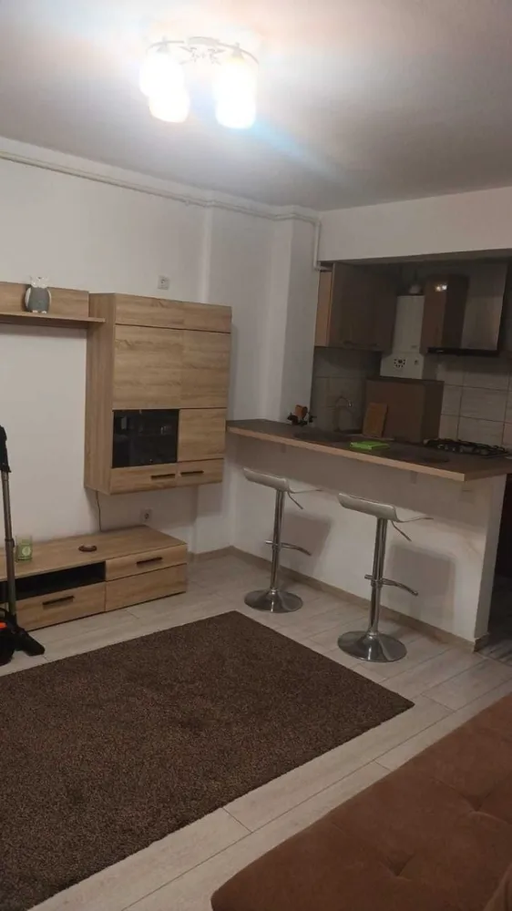 Proprietar inchiriez apartament 2 camere - Proprietar inchiriez apartament 2 camere complet mobilat, utilat, suprafata utila 50 mp cu centrala proprie.

Blocul se afla la o distanta de 10 min de Metrou situat pe Str. Jilavei in complex Venus.

Pret 440 eur + garantie 1 luna