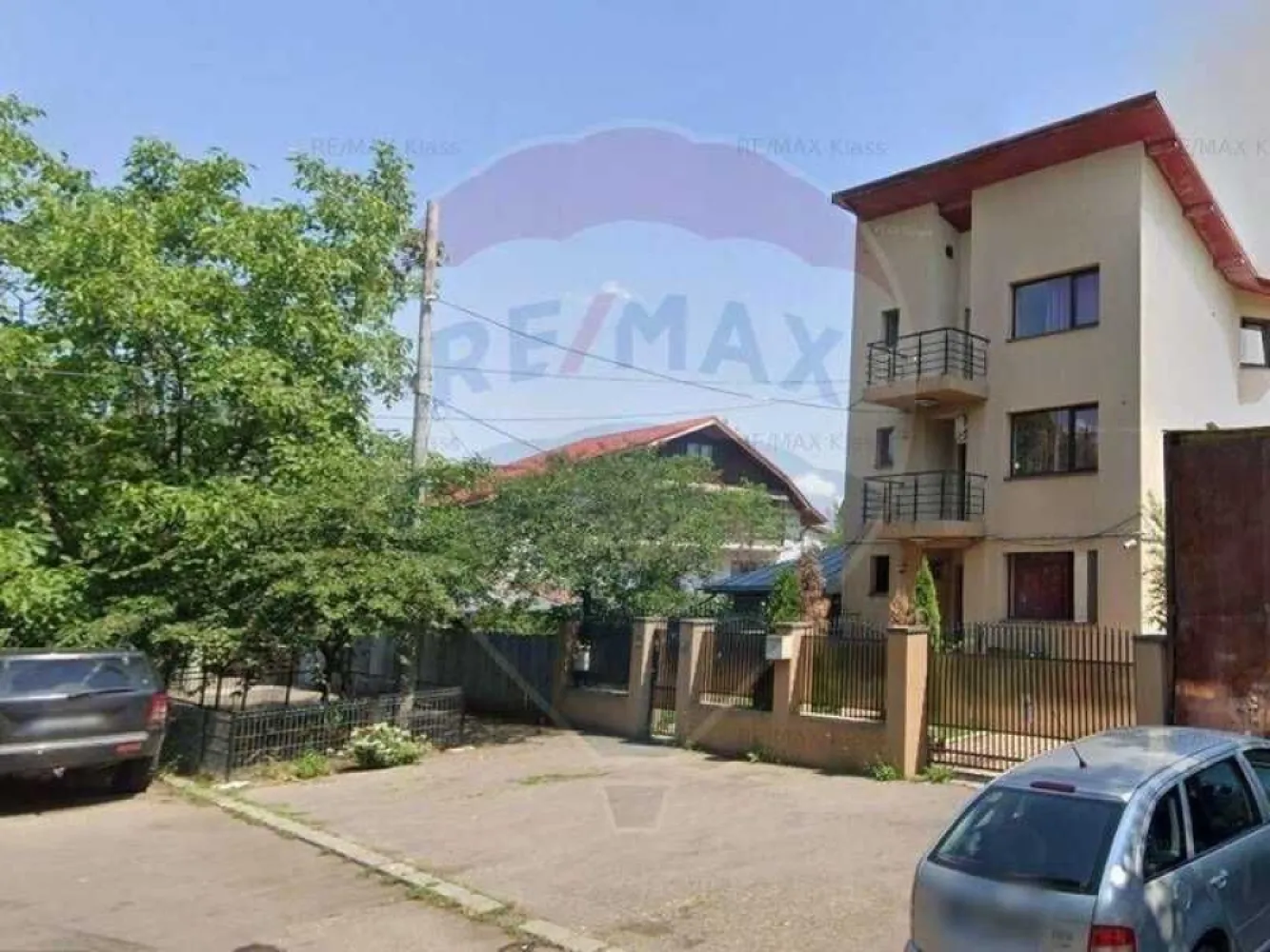 Proprietar inchiriez Vila P+2,din 2012,suprafata 345 mp, DAMAROAIA,S1 - Proprietar,persoana fizica,inchiriez Vila P+2,suprafata utila 345 mp,12 camere,
pozitionata Central,iesire usoara in zona de nord ,dar si spre Arcul de TRIUMF,Piata Victoriei,aproape de statia de Metrou 1 MAI si Jiului.
Vila se afla pe str.Izbiceni,sector 1 si se preteaza la diverse activitati comerciale,locuinta,cazare etc.
In prezent spatiul interior este compartimentat astfel;
Parter :camera,living mare,birou,bucatarie,grup sanitar,etaj 1 sunt 5 camere pe hol,grup sanitar,balcon fata si spat ,etaj 2 sunt 4 camere pe hol,grup sanitar,balcoane fata si spate.Vila are 2 centrale termice,termice pentru incalzire prin pardoseala si calorifere,camere de luat vderi,aparate de aer conditionat.