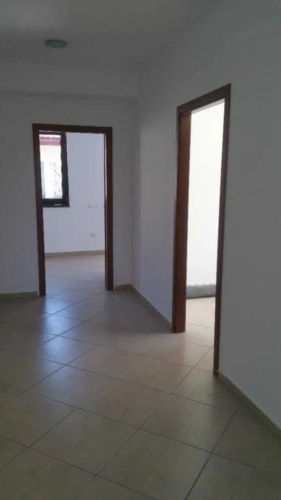 Proprietar inchiriez Vila P+2,din 2012,suprafata 345 mp, DAMAROAIA,S1 - Proprietar,persoana fizica,inchiriez Vila P+2,suprafata utila 345 mp,12 camere,
pozitionata Central,iesire usoara in zona de nord ,dar si spre Arcul de TRIUMF,Piata Victoriei,aproape de statia de Metrou 1 MAI si Jiului.
Vila se afla pe str.Izbiceni,sector 1 si se preteaza la diverse activitati comerciale,locuinta,cazare etc.
In prezent spatiul interior este compartimentat astfel;
Parter :camera,living mare,birou,bucatarie,grup sanitar,etaj 1 sunt 5 camere pe hol,grup sanitar,balcon fata si spat ,etaj 2 sunt 4 camere pe hol,grup sanitar,balcoane fata si spate.Vila are 2 centrale termice,termice pentru incalzire prin pardoseala si calorifere,camere de luat vderi,aparate de aer conditionat.
