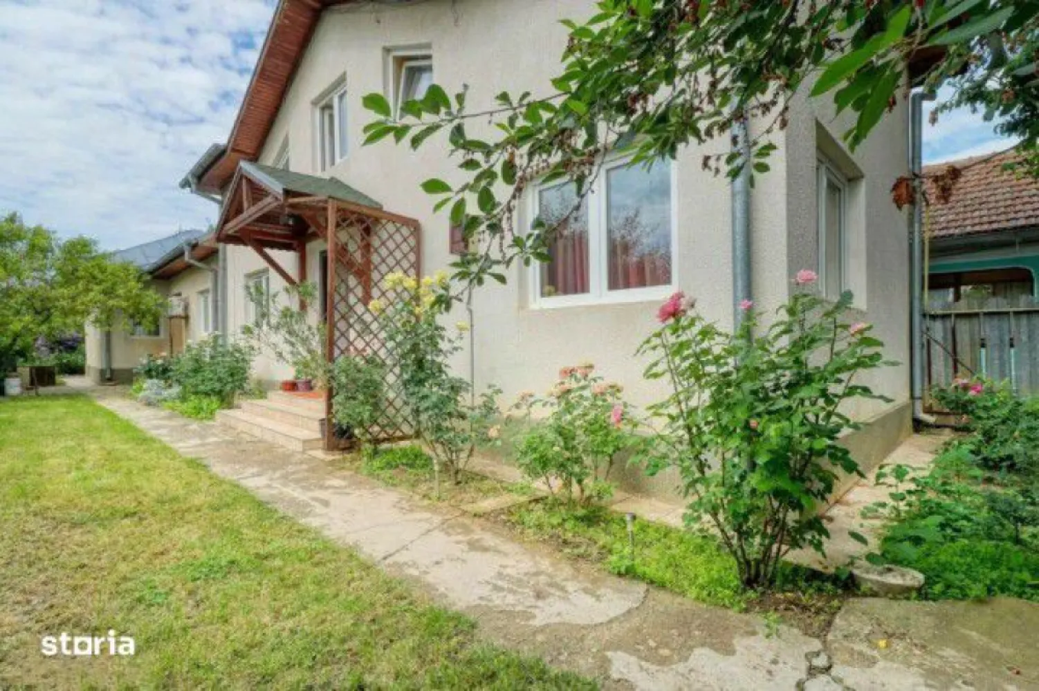 Proprietar - Casa Moara Vlasiei - Teren 1750mp - De vanzare Casa situata In localitatea Moara Vasiei cu iesire la Sos. Eroilor, avand acces la toate utilitatile: gaz, apa, canalizare.
Proprietatea este compusa din:
Casa: 145mp utili + pod
Subsol: 10mp
Parter: 95mp - Living, dormitor, 2 bai, dining, bucatarie, camara
Mansarda: 40mp - doua dormitoare
Pod: 45mp ( spatiu de depozitare)
Teren: 1750 mp
Curtea dispune de: Terasa Acoperita, doua anexe de depozitare de aprox 20mp, gradina, livada, vita de vie, vedere spre lac si padure.
Acces facil catre Autostrada A3 ( aprox 3 min)
