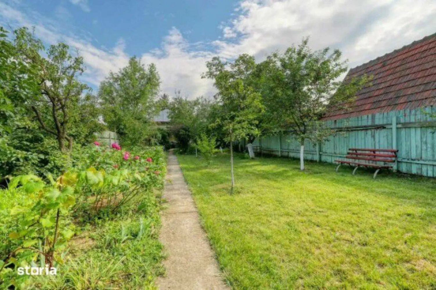 Proprietar - Casa Moara Vlasiei - Teren 1750mp - De vanzare Casa situata In localitatea Moara Vasiei cu iesire la Sos. Eroilor, avand acces la toate utilitatile: gaz, apa, canalizare.
Proprietatea este compusa din:
Casa: 145mp utili + pod
Subsol: 10mp
Parter: 95mp - Living, dormitor, 2 bai, dining, bucatarie, camara
Mansarda: 40mp - doua dormitoare
Pod: 45mp ( spatiu de depozitare)
Teren: 1750 mp
Curtea dispune de: Terasa Acoperita, doua anexe de depozitare de aprox 20mp, gradina, livada, vita de vie, vedere spre lac si padure.
Acces facil catre Autostrada A3 ( aprox 3 min)