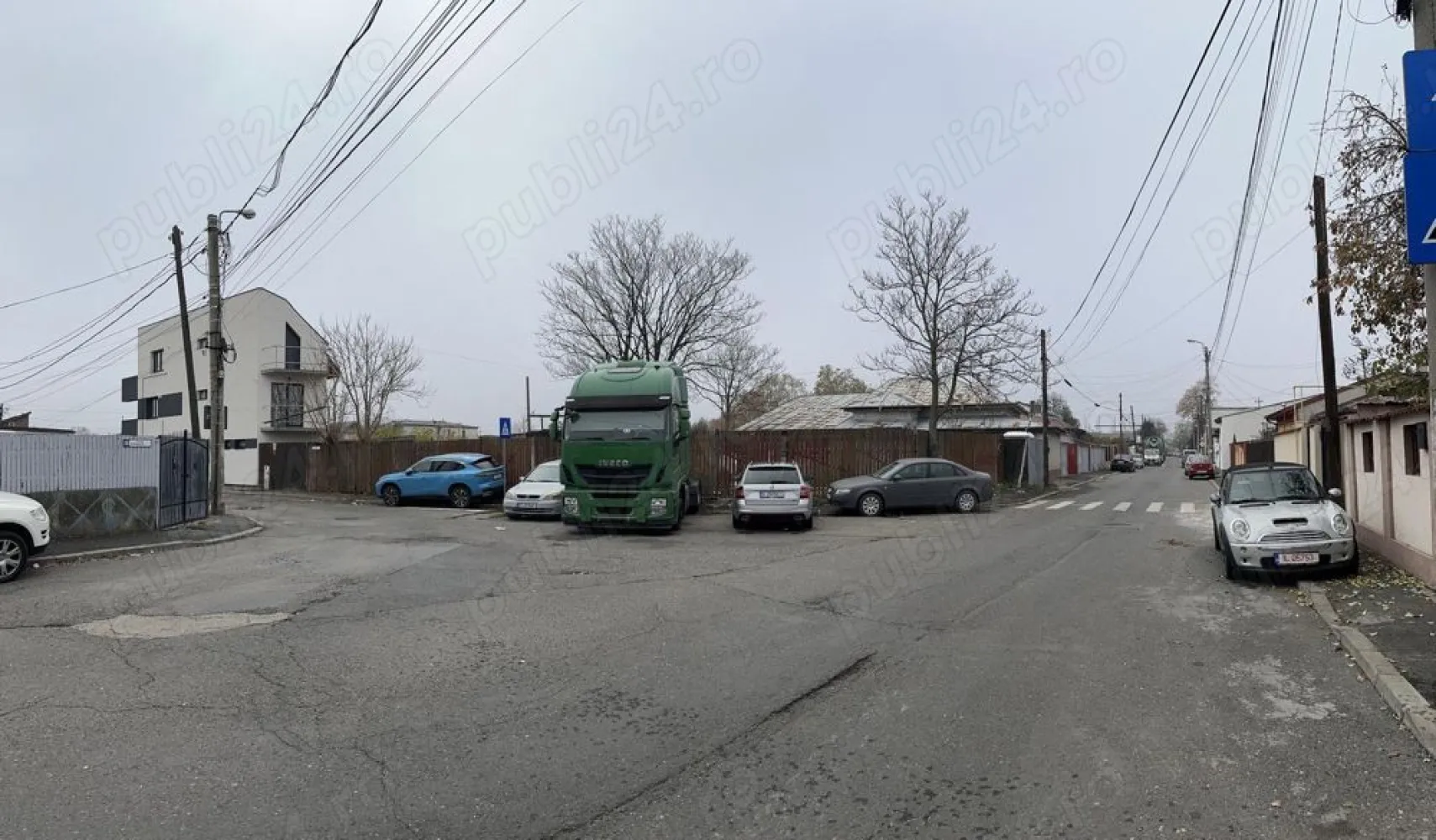 Vand Teren Propietar .Sector 5 Bucuresti - Direct proprietar vând teren în București zona Sălaj situat pe Strada Grapei nr. 46 , în suprafață de 242 mp cu deschidere la două străzi . 
Conform certificatului de Urbanism avem următorii coeficienți :
POT = 45%
CUT = 1.3 pentru P+2
CUT = 1.6 pentru P+2+M E3r
Regim de înălțime D+P+2E+3Er
Dosar Autorizatie Complect 

Terenul se află în imediata apropiere de stațiile RATB pentru liniile 139,220,117 cu acces rapid din Sos. Sălaj sau Str Cârlibaba , la doar 5 minute de minimarket precum LIDL , PROFI , la doar 2 minute mers pe jos de școală Generală nr. 148 G.Călinescu , grădiniță nr. 205 și multe alte facilități care asigură confort . 

Zona este liniștită , terenul este situat între case . 

Rog și ofer seriozitate , nu accept variante .