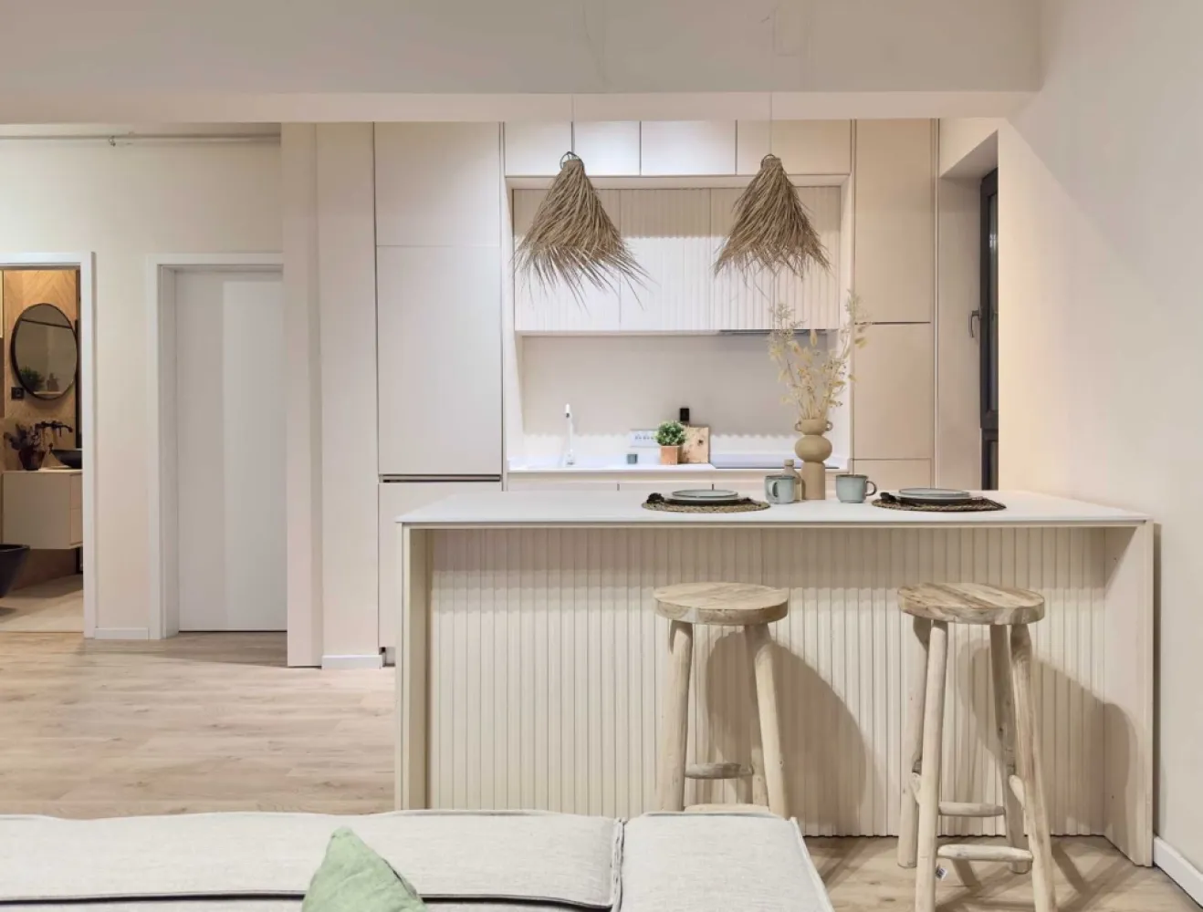 Apartament Nou, Open Space, Minimalist, Finisaje Premium-Exigent Plaza - Luminozitate și aspect minimalist cu gust mediteranean de vacanta. Elementul principal decorativ este lemnul.
S-a mers pe o paleta cromatica deschisa, dar calda, cu insertii de texturi din lemn.
Multe spatii de depozitare, atat la nivelul de jos, cat si în corpurile suspendate pana in tavan. Spatiul este completat cu riflaje si un loc perfect pentru plante.
Totul tratat simplu, fără mânere, cu un iluminat decorativ controlat din aplicatia de smartphone ori din telecomanda, care contribuie la atmosfera plăcută.
Tesaturile cu aspect natural care imprima caldura, coltar cu design creat in Paris. Scaunele si masuta aduc lemnul ca element decorativ.
Mobila de bucatarie cu un design minimalist creat dupa electrocasnicele incastrate Samsung, totul nou. Blat subtire iluminat, chiuveta sub blat din granit.
Baia este decorata cu faianta de italia porcelanosa, care imita lemnul. Totul incastrat, lasand un spatiu aerisit decorat cu elemente de metal negre.

Tip: Apartament tip B
Etaj: 1/11
Suprafata utila: 53 MP

Caracteristici principale:
 • Living open space cu insula si bucatarie minimalista
 • Dormitor confortabil
 • Baie cu finisaje premium
 • Balcon cu vedere către parcul Timișoara 
 • Loc de parcare opțional, disponibil la cerere

CLADIRE
Bloc 2024, paza, supravegheat video. termoizolatie, termopane tripan Salamander, terasa hidroizolanta, centrala termica Vaillant. Incalzire in pardoseala.

Clasa energetica: A+

POZITIE 
In apropiere de metrou, Ashcan la parter, parcul Timisoara si Parcul Liniei, campusul Politehnica, Afi Palace Mall, marile cladiri de birouri de la Politehnica, and so on.