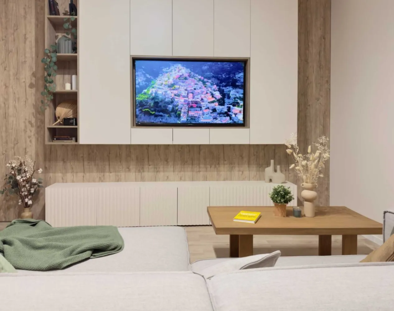 Apartament Nou, Open Space, Minimalist, Finisaje Premium-Exigent Plaza - Luminozitate și aspect minimalist cu gust mediteranean de vacanta. Elementul principal decorativ este lemnul.
S-a mers pe o paleta cromatica deschisa, dar calda, cu insertii de texturi din lemn.
Multe spatii de depozitare, atat la nivelul de jos, cat si în corpurile suspendate pana in tavan. Spatiul este completat cu riflaje si un loc perfect pentru plante.
Totul tratat simplu, fără mânere, cu un iluminat decorativ controlat din aplicatia de smartphone ori din telecomanda, care contribuie la atmosfera plăcută.
Tesaturile cu aspect natural care imprima caldura, coltar cu design creat in Paris. Scaunele si masuta aduc lemnul ca element decorativ.
Mobila de bucatarie cu un design minimalist creat dupa electrocasnicele incastrate Samsung, totul nou. Blat subtire iluminat, chiuveta sub blat din granit.
Baia este decorata cu faianta de italia porcelanosa, care imita lemnul. Totul incastrat, lasand un spatiu aerisit decorat cu elemente de metal negre.

Tip: Apartament tip B
Etaj: 1/11
Suprafata utila: 53 MP

Caracteristici principale:
 • Living open space cu insula si bucatarie minimalista
 • Dormitor confortabil
 • Baie cu finisaje premium
 • Balcon cu vedere către parcul Timișoara 
 • Loc de parcare opțional, disponibil la cerere

CLADIRE
Bloc 2024, paza, supravegheat video. termoizolatie, termopane tripan Salamander, terasa hidroizolanta, centrala termica Vaillant. Incalzire in pardoseala.

Clasa energetica: A+

POZITIE 
In apropiere de metrou, Ashcan la parter, parcul Timisoara si Parcul Liniei, campusul Politehnica, Afi Palace Mall, marile cladiri de birouri de la Politehnica, and so on.