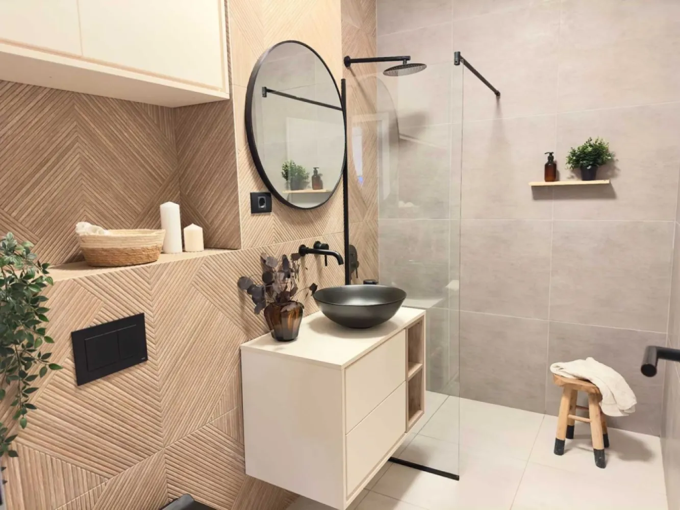 Apartament Nou, Open Space, Minimalist, Finisaje Premium-Exigent Plaza - Luminozitate și aspect minimalist cu gust mediteranean de vacanta. Elementul principal decorativ este lemnul.
S-a mers pe o paleta cromatica deschisa, dar calda, cu insertii de texturi din lemn.
Multe spatii de depozitare, atat la nivelul de jos, cat si în corpurile suspendate pana in tavan. Spatiul este completat cu riflaje si un loc perfect pentru plante.
Totul tratat simplu, fără mânere, cu un iluminat decorativ controlat din aplicatia de smartphone ori din telecomanda, care contribuie la atmosfera plăcută.
Tesaturile cu aspect natural care imprima caldura, coltar cu design creat in Paris. Scaunele si masuta aduc lemnul ca element decorativ.
Mobila de bucatarie cu un design minimalist creat dupa electrocasnicele incastrate Samsung, totul nou. Blat subtire iluminat, chiuveta sub blat din granit.
Baia este decorata cu faianta de italia porcelanosa, care imita lemnul. Totul incastrat, lasand un spatiu aerisit decorat cu elemente de metal negre.

Tip: Apartament tip B
Etaj: 1/11
Suprafata utila: 53 MP

Caracteristici principale:
 • Living open space cu insula si bucatarie minimalista
 • Dormitor confortabil
 • Baie cu finisaje premium
 • Balcon cu vedere către parcul Timișoara 
 • Loc de parcare opțional, disponibil la cerere

CLADIRE
Bloc 2024, paza, supravegheat video. termoizolatie, termopane tripan Salamander, terasa hidroizolanta, centrala termica Vaillant. Incalzire in pardoseala.

Clasa energetica: A+

POZITIE 
In apropiere de metrou, Ashcan la parter, parcul Timisoara si Parcul Liniei, campusul Politehnica, Afi Palace Mall, marile cladiri de birouri de la Politehnica, and so on.