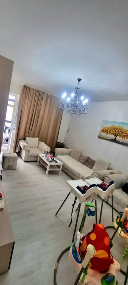 Apartament 2 camere Colentina-Fundeni - Va propun spre vanzare un apartament decomandat spatios de 2 camere 64mp+8mp balcon .
Apartamentul dispune de centrala proprie si este partial mobilat .
Apartamentul nu necesita renovare acesta fiind nou.
Este situat intrun bloc construit in anul 2016.
In zona colentina-dobroesti langa spitalul fundeni.
In apropiere avem market-uri,scoala,gradinita,restaurante,saloane de beauty si minloc de transport la 2 minute distanta fata de imobil.
Inclus in pretul apartamentului avem si 1 loc de parcare privat.
Actele sunt la zi .
Nu doresc sa fiu sunata de agentii