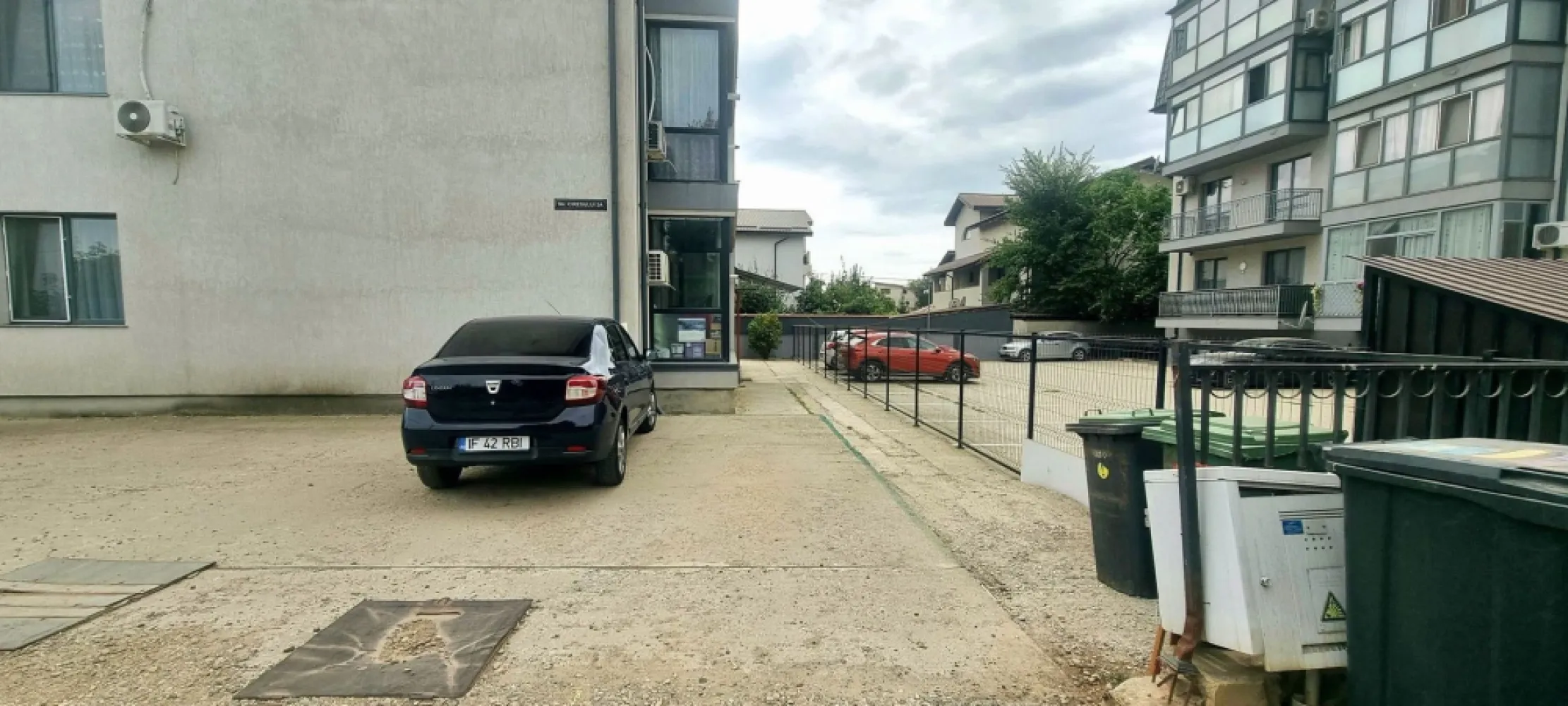 Apartament 2 camere Colentina-Fundeni - Va propun spre vanzare un apartament decomandat spatios de 2 camere 64mp+8mp balcon .
Apartamentul dispune de centrala proprie si este partial mobilat .
Apartamentul nu necesita renovare acesta fiind nou.
Este situat intrun bloc construit in anul 2016.
In zona colentina-dobroesti langa spitalul fundeni.
In apropiere avem market-uri,scoala,gradinita,restaurante,saloane de beauty si minloc de transport la 2 minute distanta fata de imobil.
Inclus in pretul apartamentului avem si 1 loc de parcare privat.
Actele sunt la zi .
Nu doresc sa fiu sunata de agentii