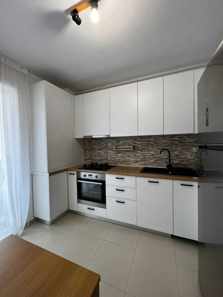 Apartament 2 camere, proprietar, 10 minute metrou Dimitrie Leonida - Proprietar, inchiriez apartament ce se afla la etajul 3/ 3 intr-un bloc finalizat in anul 2020 situat la 10 minute de mers pe jos de metroul Dimitrie Leonida

Apartamentul dispune de 2 camere plus balcon deschis 8 mp cu acces din bucatarie si living si loc de parcare.

Apartamentul este complet mobilat si utilat ( AC, Centrala proprie, cuptor electric, frigider, masina de spalat).

Pretul include locul de parcare privat.

In imediata apropiere se afla centru comercial La Strada, restaurante, cafenele, Profi, iar la doi pasi de bloc se gaseste magazinul “La doi pasi”.